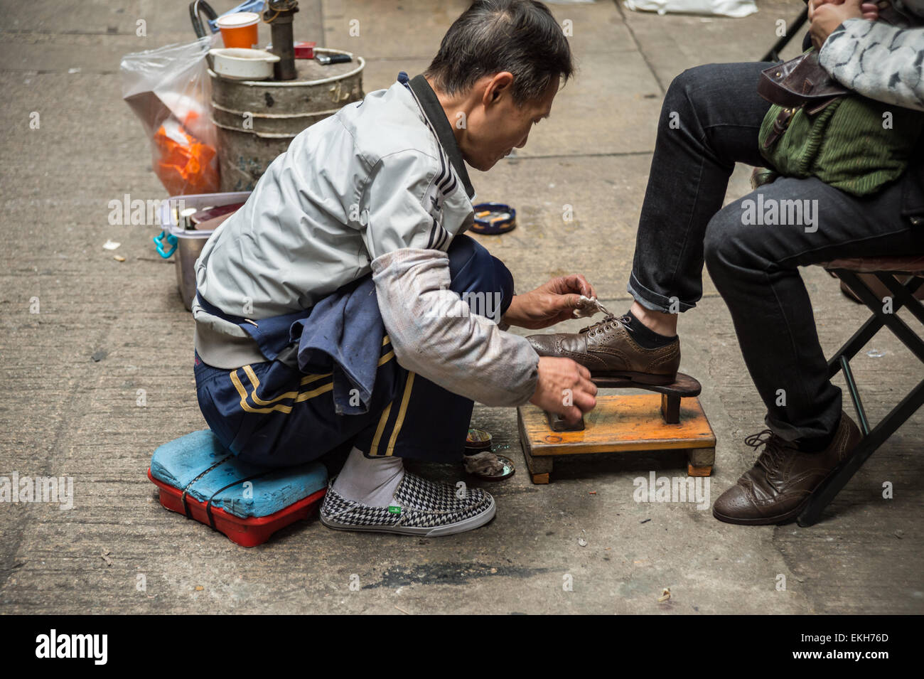 Hong kong shoeshiner hires stock photography and images Alamy