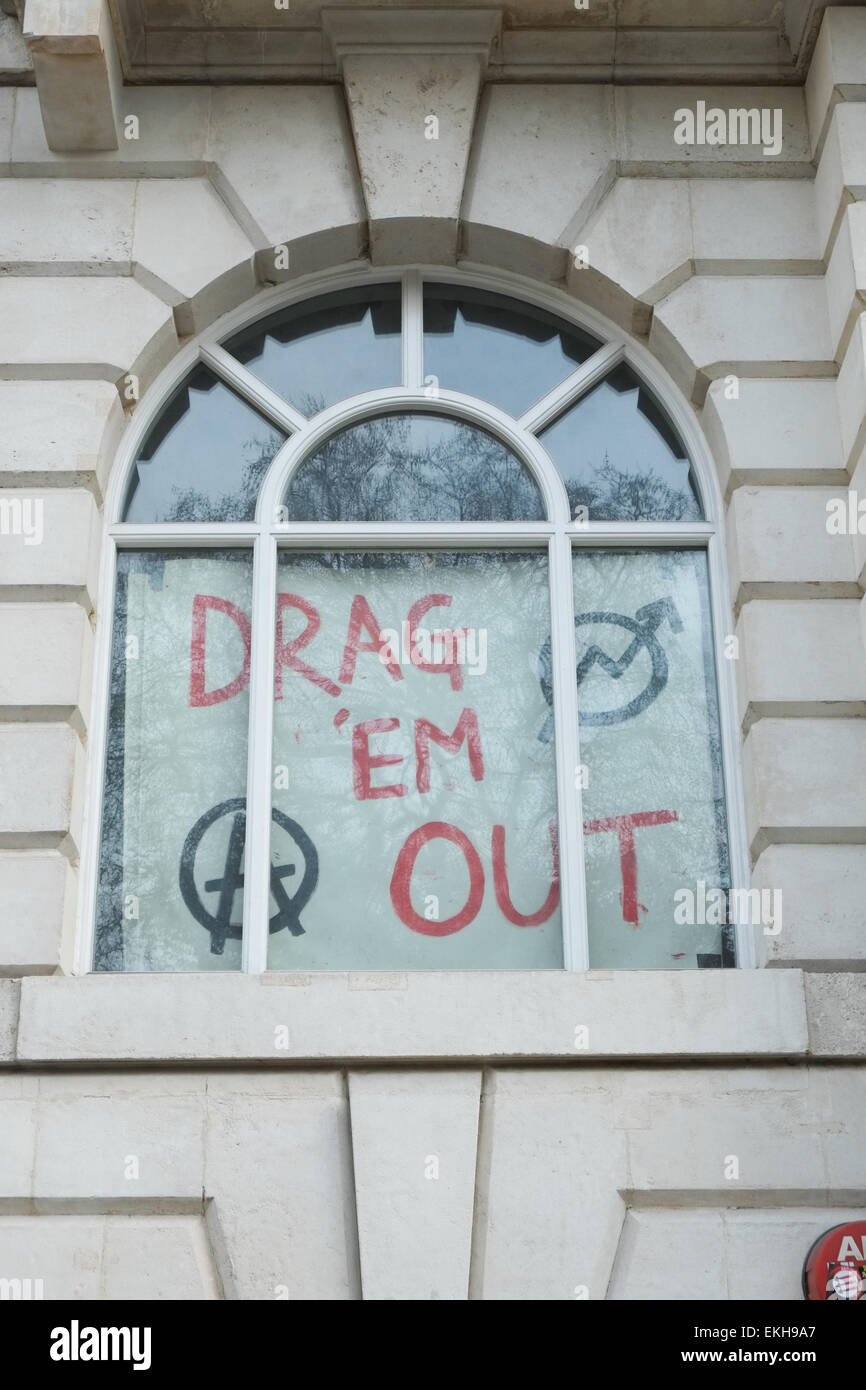 St James's Square, London, UK. 10th April 2015. Squatters occupy another building in central London, in No24 St James's Square off Pall Mall. Security guards are outside ensuring that no-one is allowed in and if those in leave they will not be allowed back. A bucket on a piece of string is being used to pass items in and out. Credit:  Matthew Chattle/Alamy Live News Stock Photo