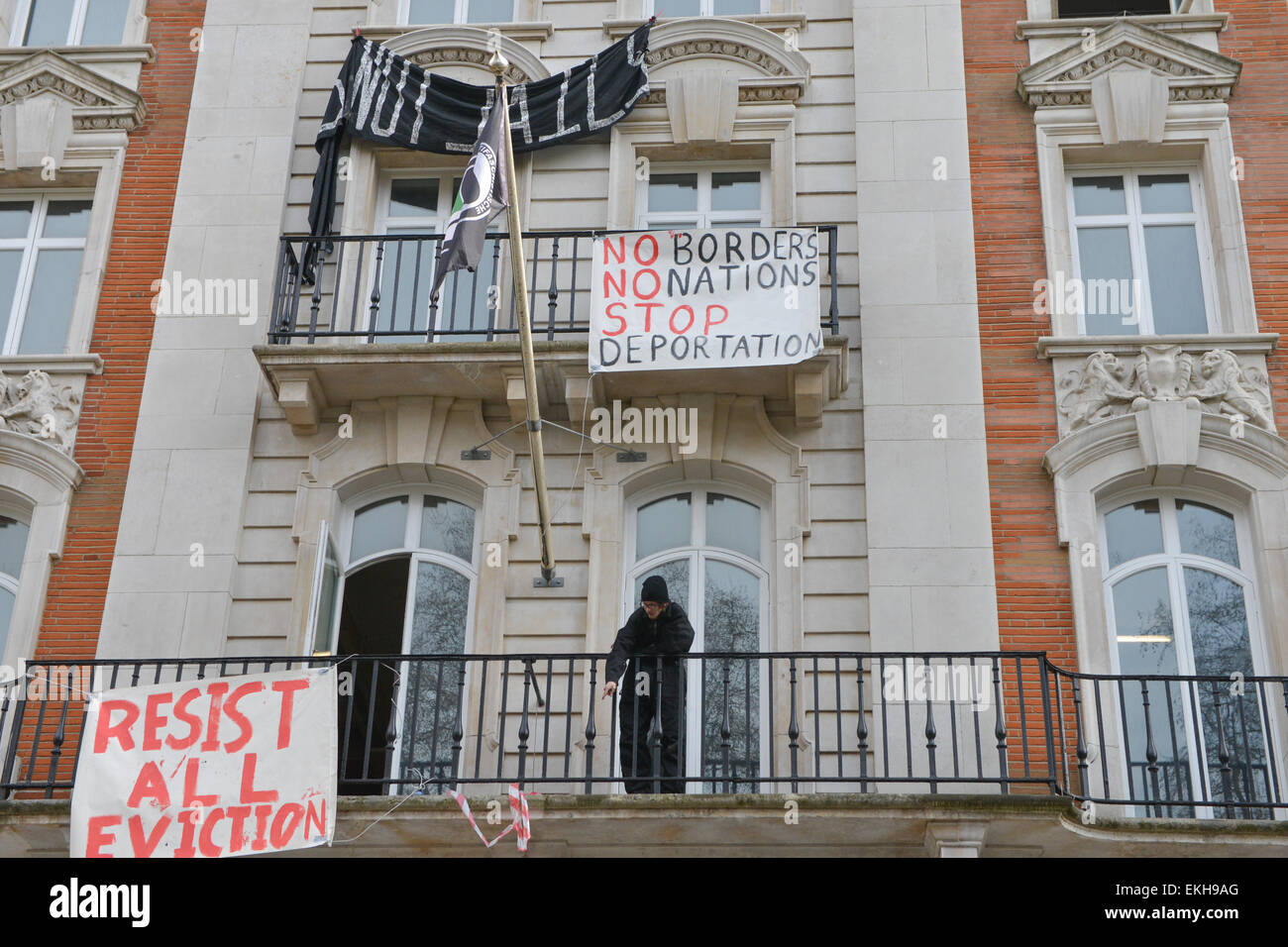 St James's Square, London, UK. 10th April 2015. Squatters occupy another building in central London, in No24 St James's Square off Pall Mall. Security guards are outside ensuring that no-one is allowed in and if those in leave they will not be allowed back. A bucket on a piece of string is being used to pass items in and out. Credit:  Matthew Chattle/Alamy Live News Stock Photo