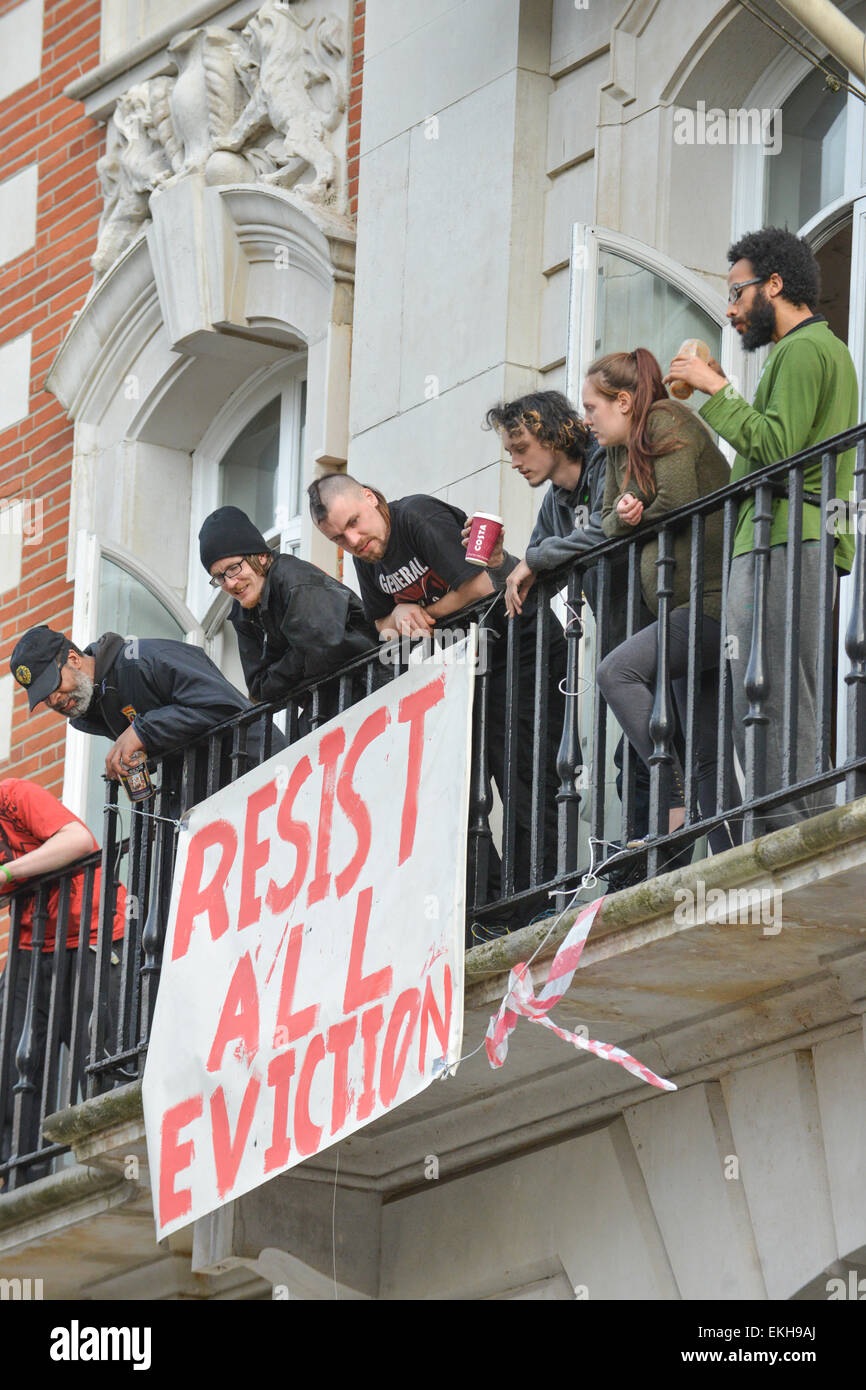 St James's Square, London, UK. 10th April 2015. Squatters occupy another building in central London, in No24 St James's Square off Pall Mall. Security guards are outside ensuring that no-one is allowed in and if those in leave they will not be allowed back. A bucket on a piece of string is being used to pass items in and out. Credit:  Matthew Chattle/Alamy Live News Stock Photo