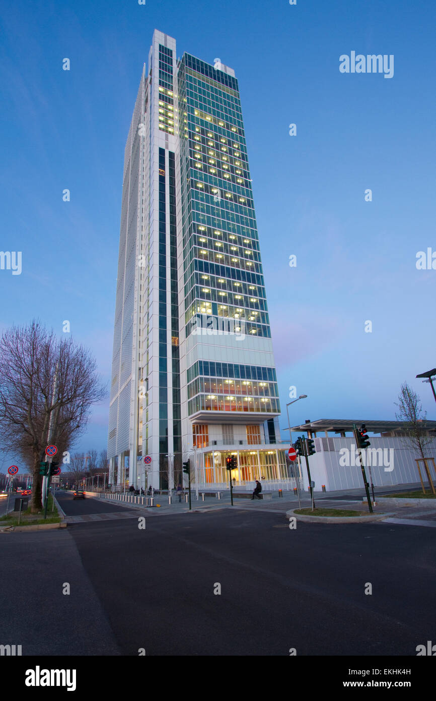 Torino, Italy. 10th April 2015. The Intesa Sanpaolo skyscraper, designed by  architect Renzo Piano, is the new headquarters of Intesa Sanpaolo bank  Stock Photo - Alamy