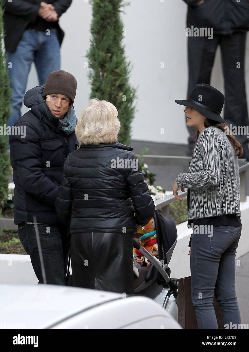 21 October 11 Paris Guillaume Canet Marion Cotillard And Their Son Marcel Went To Clinic De La Muette Friday Afternoon Stock Photo Alamy