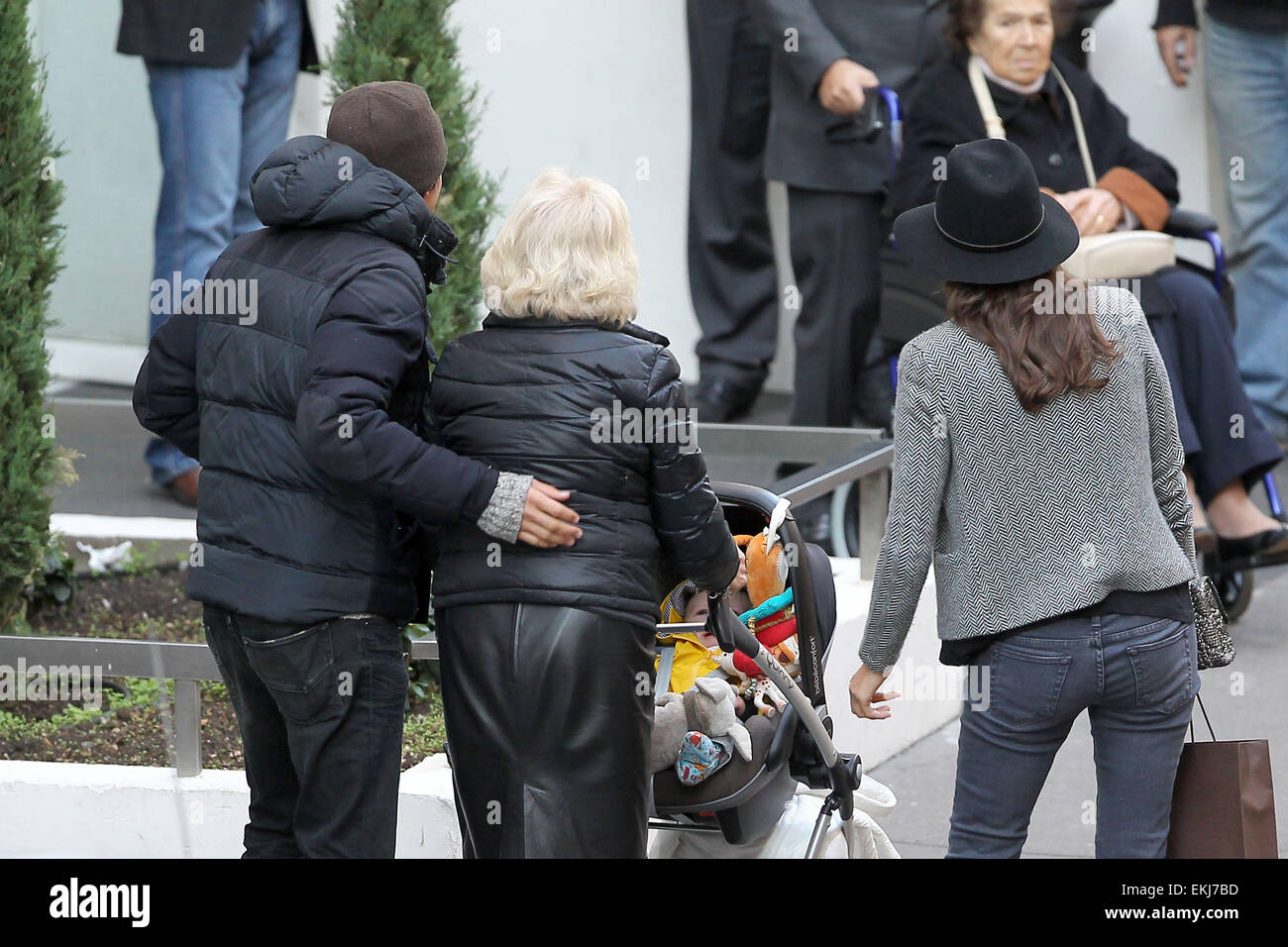 21 October 11 Paris Guillaume Canet Marion Cotillard And Their Son Marcel Went To Clinic De La Muette Friday Afternoon Stock Photo Alamy
