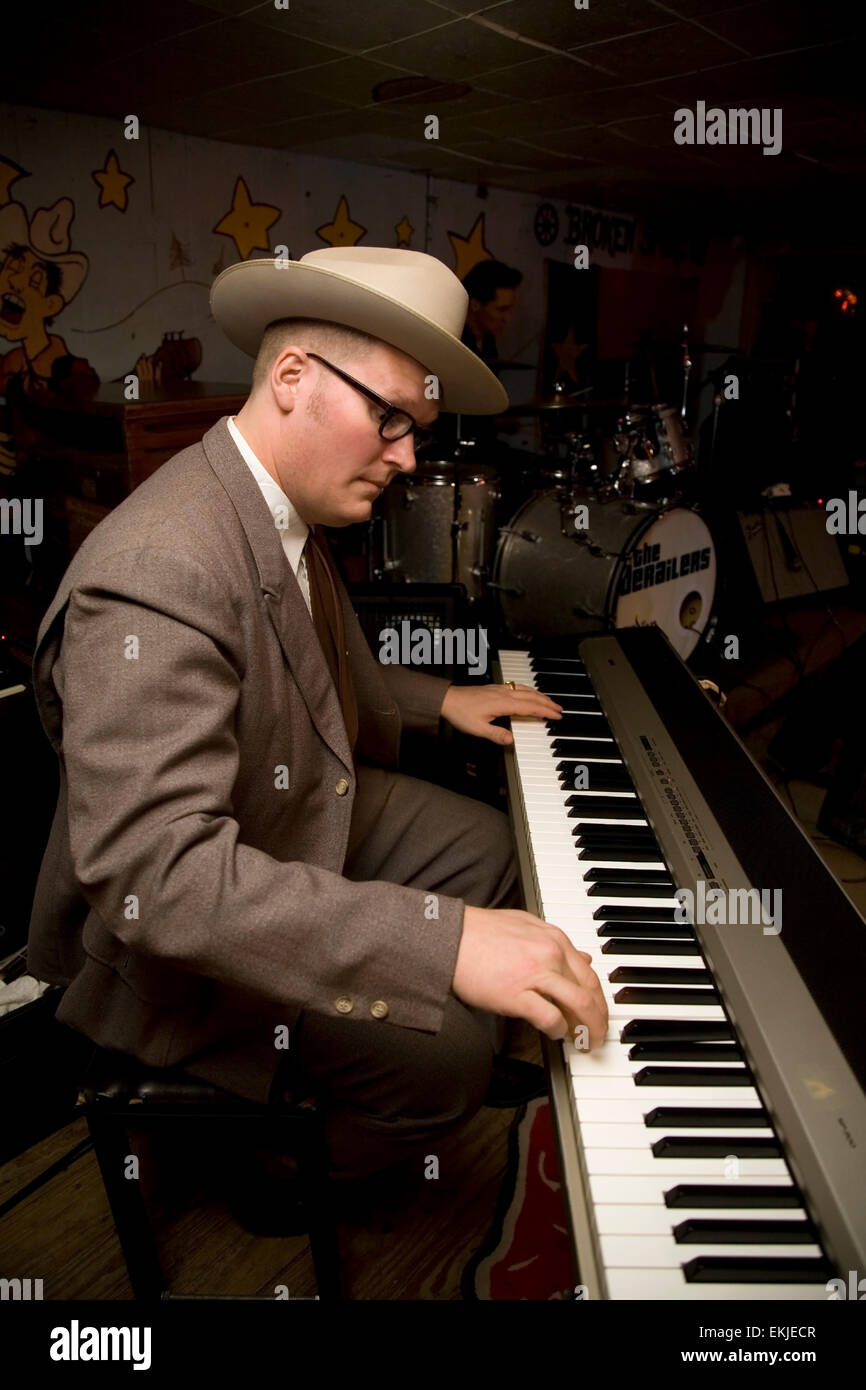 Sweet Basil McJagger on the piano at the Broken Spoke, Austin, Texas, USA Stock Photo