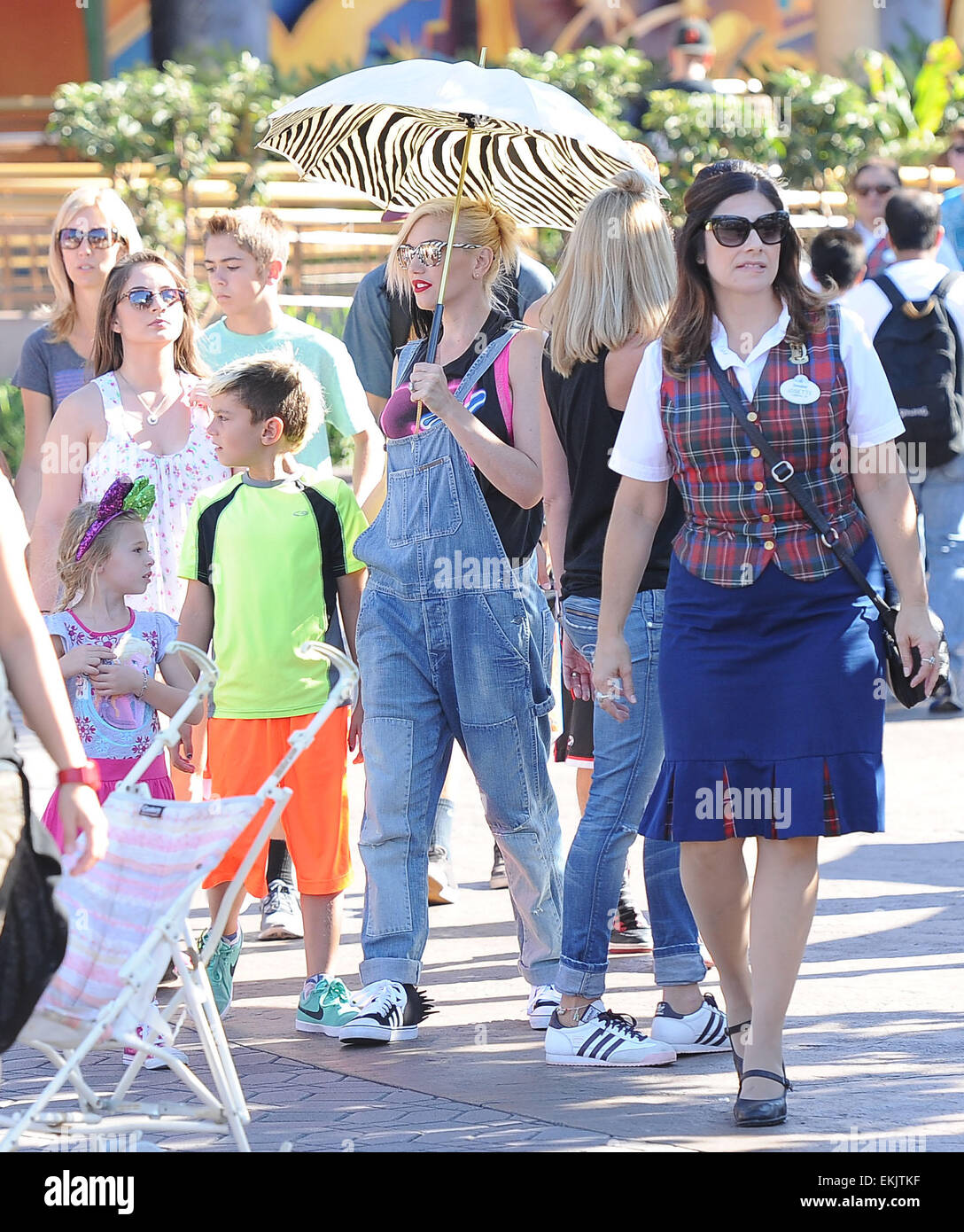 Gwen Stefani takes the family to Disneyland Featuring Gwen Stefani(02)