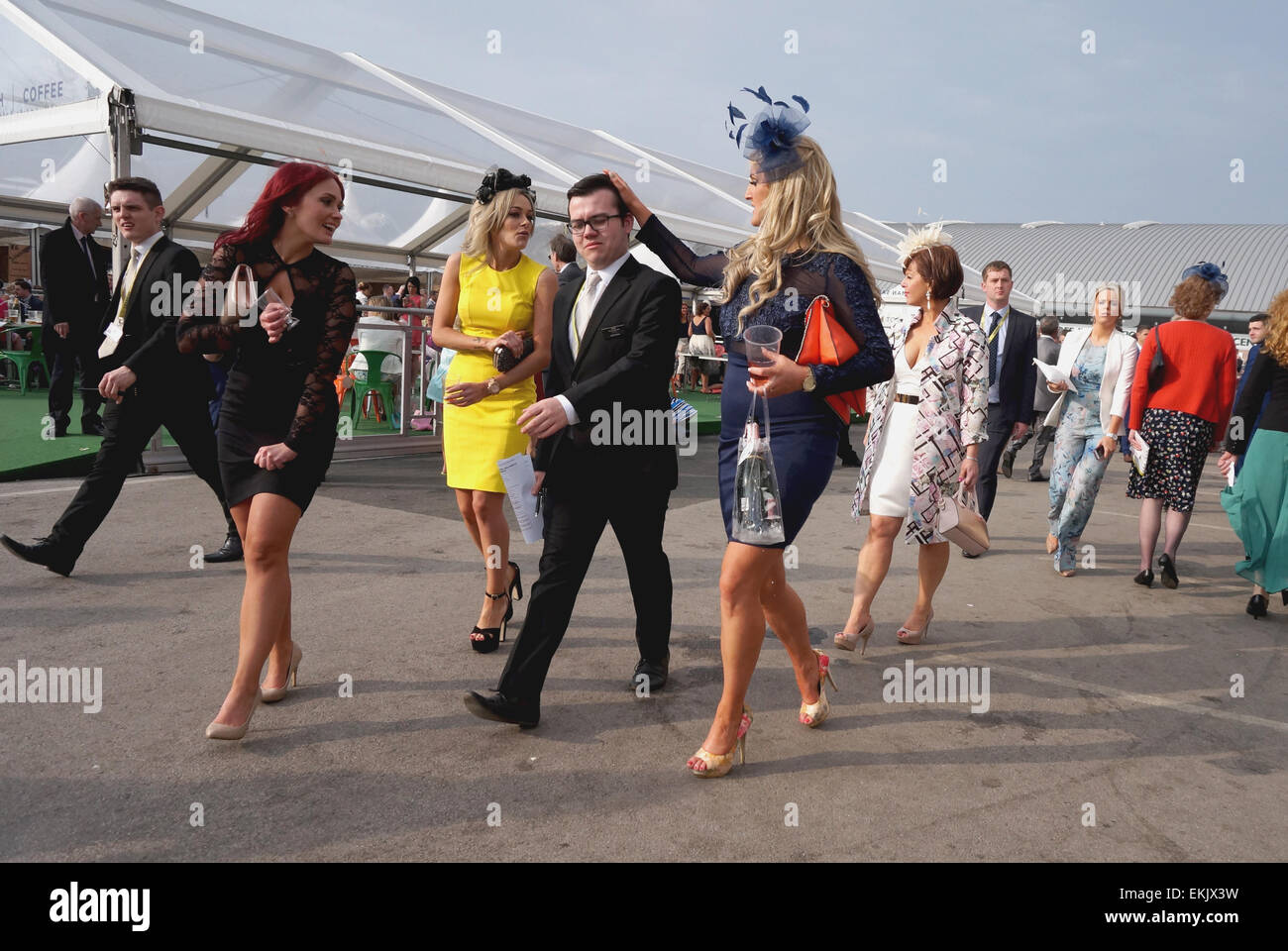 Racegoers enjoy grand national day aintree racecourse hi-res stock ...