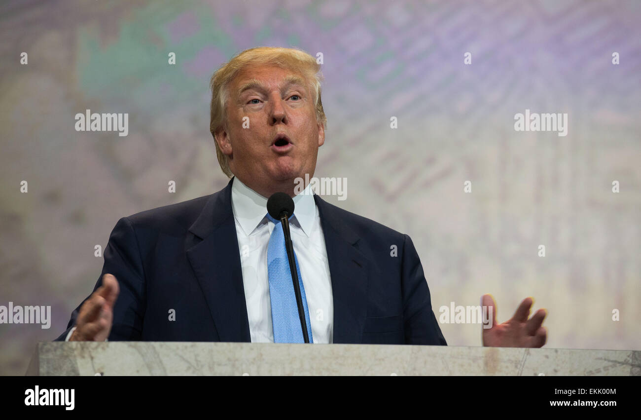 Nashville, Tennessee, USA, 10th Apr, 2015. TV Show host and businessman Donald Trump shares his throughts on Obama with the crowd at the NRA Leadership forum. 10th Apr, 2015. © Zach D Roberts/ZUMA Wire/ZUMAPRESS.com/Alamy Live News Credit: Zach D Roberts/ZUMA Wire/ZUMAPRESS.com/Alamy Live News Stock Photo