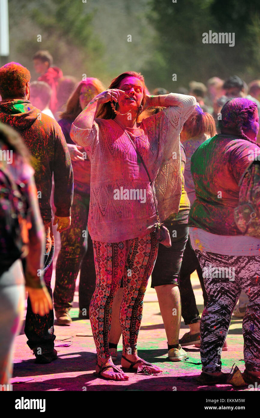 London, Ontario, Canada. 11th April 2015. Hundreds of people gather in Victoria Park for the annual Hindu Holi celebration in London, Ontario. Holi is known as the festival of colours and sees participants throwing coloured powder into the air to celebrate the advent of spring. Credit:  Jonny White/Alamy Live News Stock Photo