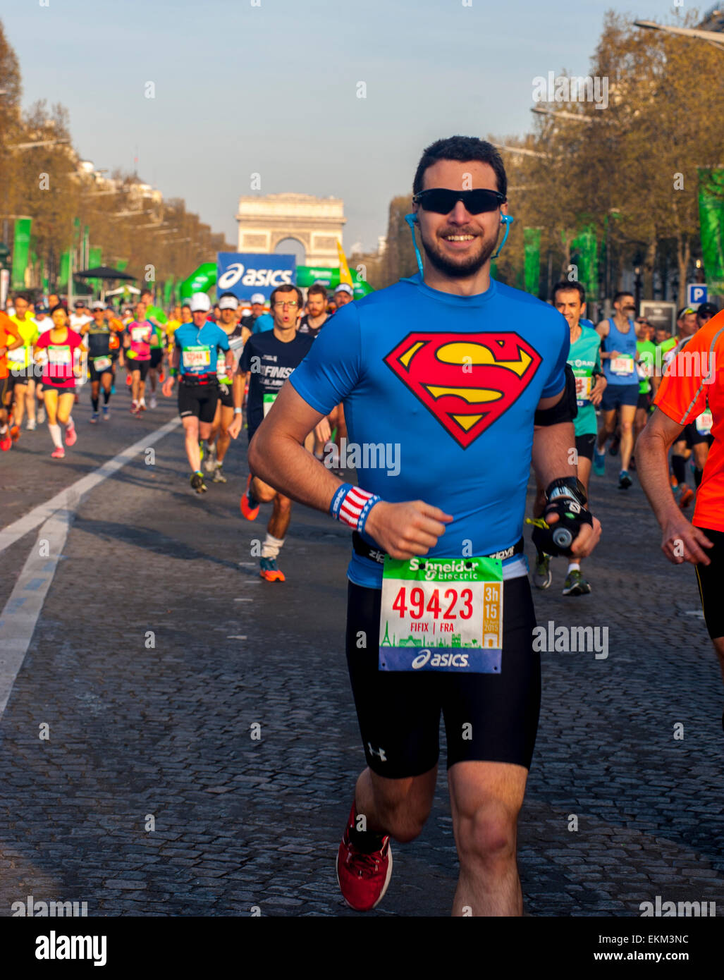 Paris, France. Marathon, Crowd Scene, Runners on Avenue Champs-Elysees,  Young Man Running in Superman T-Shirt Stock Photo - Alamy