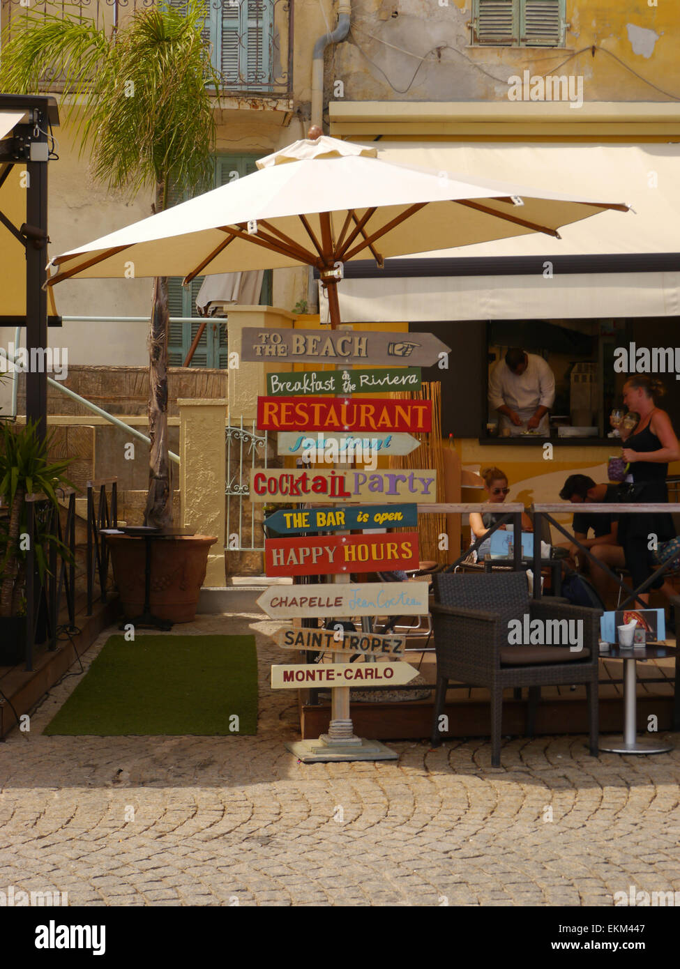 Travelling in different directions hi-res stock photography and images ...
