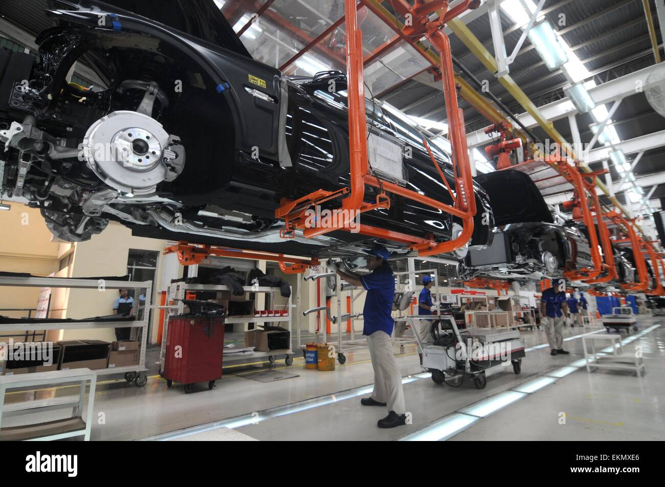 Jakarta, Indonesia. 10th Apr, 2015. JAKARTA, INDONESIA - APRIL 13 : Workers assemble the third generation of BMW X5 Advance Diesel automobile on the production line at the Bayerische Motoren Werke (BMW) factory on April 10, 2015 in Jakarta, Indonesia. © Sijori Images/ZUMA Wire/Alamy Live News Stock Photo