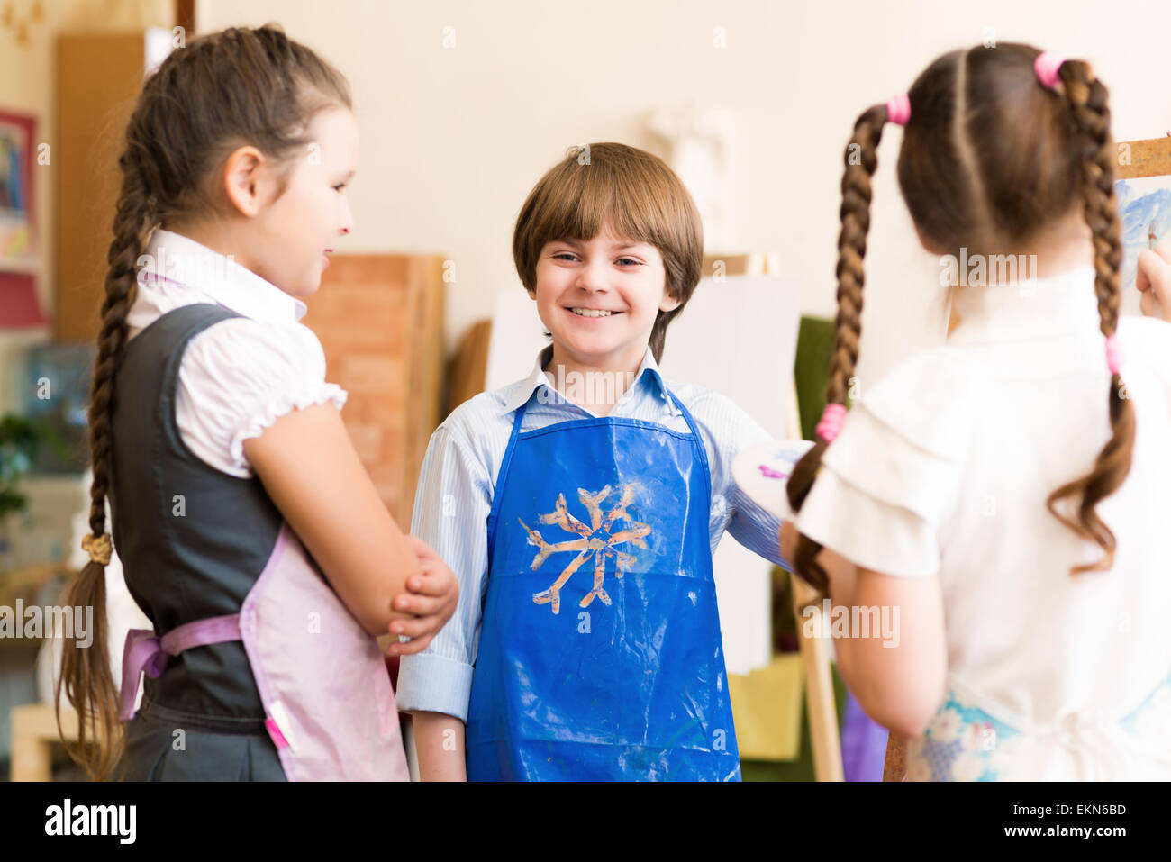children draw pictures of easels - Children Draw Pictures Of Easels EKN6BD 