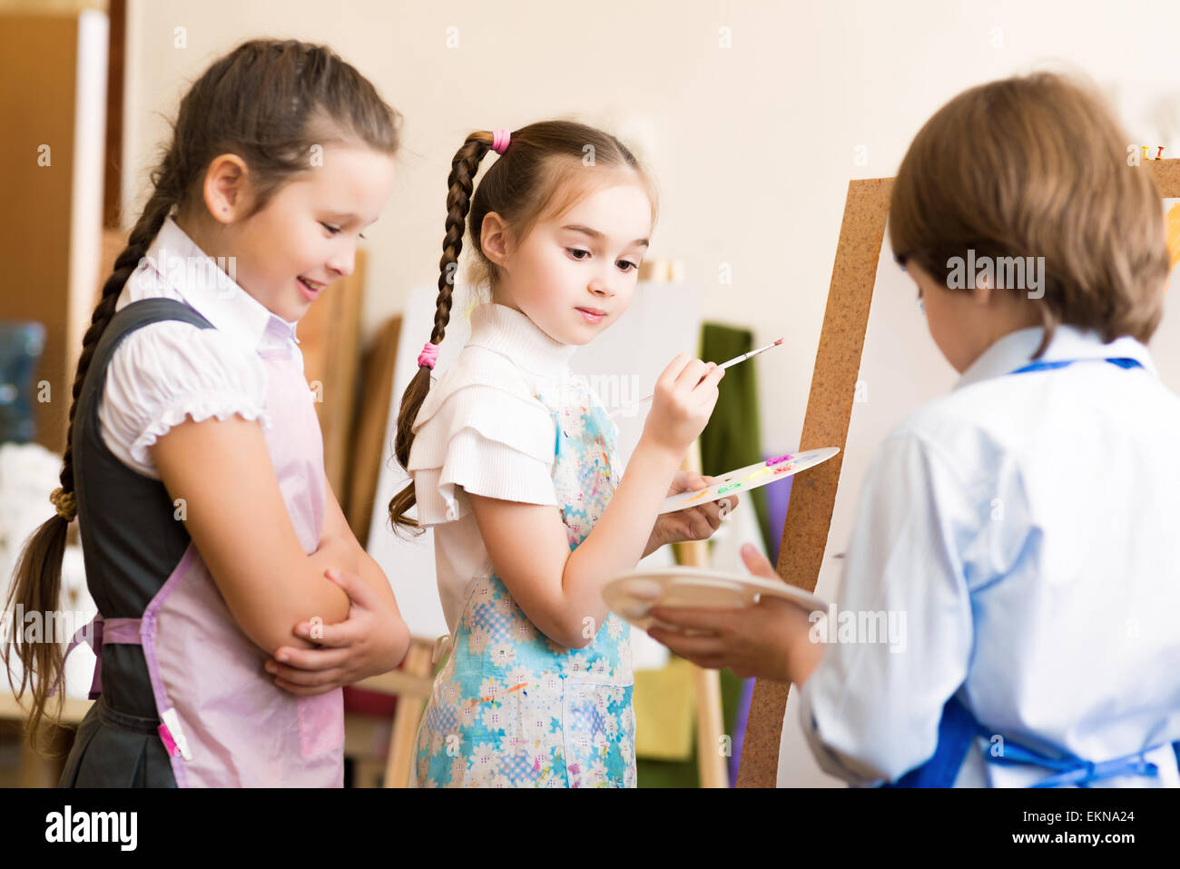 children draw pictures of easels - Children Draw Pictures Of Easels EKNA24 