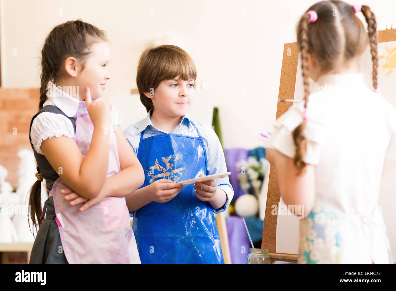 children draw pictures of easels - Children Draw Pictures Of Easels EKNC72 