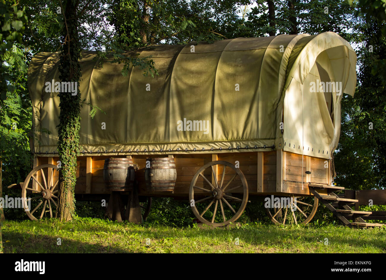 Old covered wagon hires stock photography and images Alamy