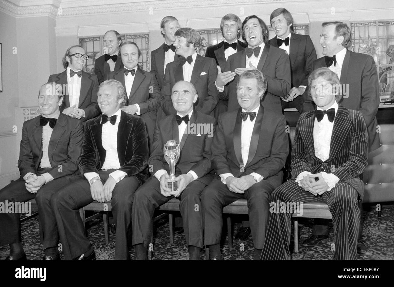 Sir Alf Ramsey with his Ex-England team of 1966 who won the World Cup: Eight years on Sir Alf Ramsey is re-united with his 1966 World Cup winning team. Standing (left to right): Nobby Stiles, Ray Wilson, George Cohen, Jackie Charlton, Roger Hunt, Geoff Hu Stock Photo