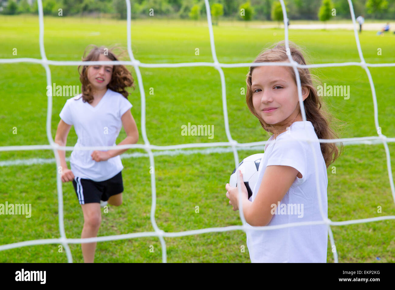 В футбол играли женщины. Детский футбол девочки. Маленькая девочка с футбольным мячом. Мальчики и девочки футбол вместе. Девочки играют в футбол на траве.