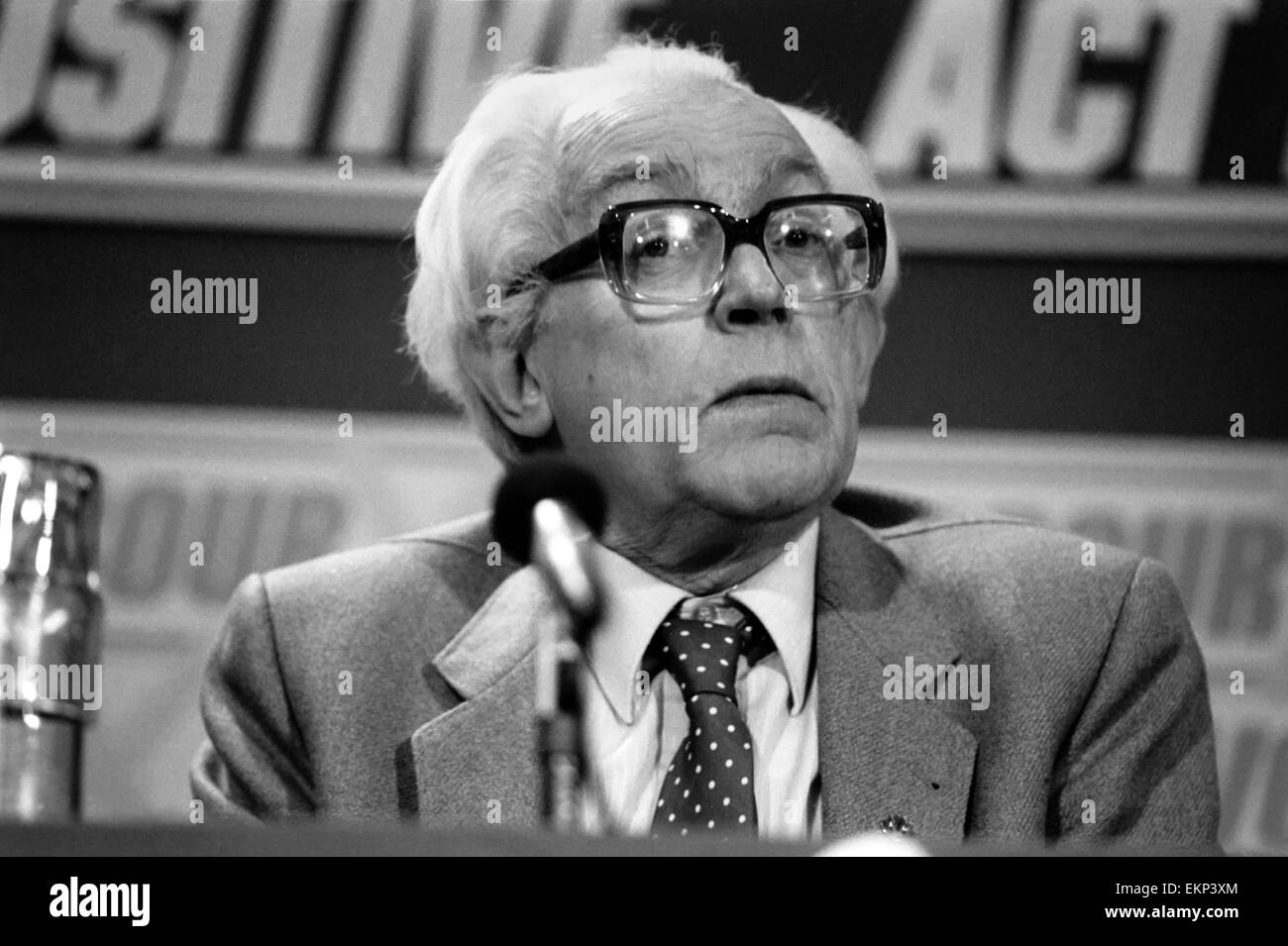 Labour Party Conference: Labour leader Michael Foot at this morning press conference. June 1983 83-3208-023 *** Local Caption *** planman - 03/03/2010 Stock Photo