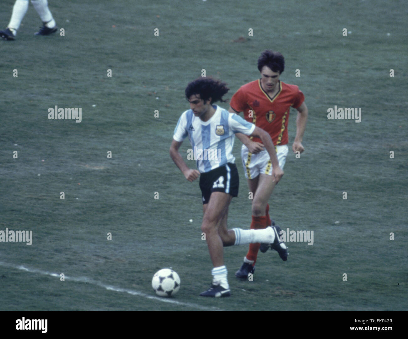 1982 World Cup Group Three match in Barcelona, Spain. Argentina 0 v Belgium  1. Argentina's Mario Kempes gets away from Erwin Vandenbergh. 13th June  1982 Stock Photo - Alamy