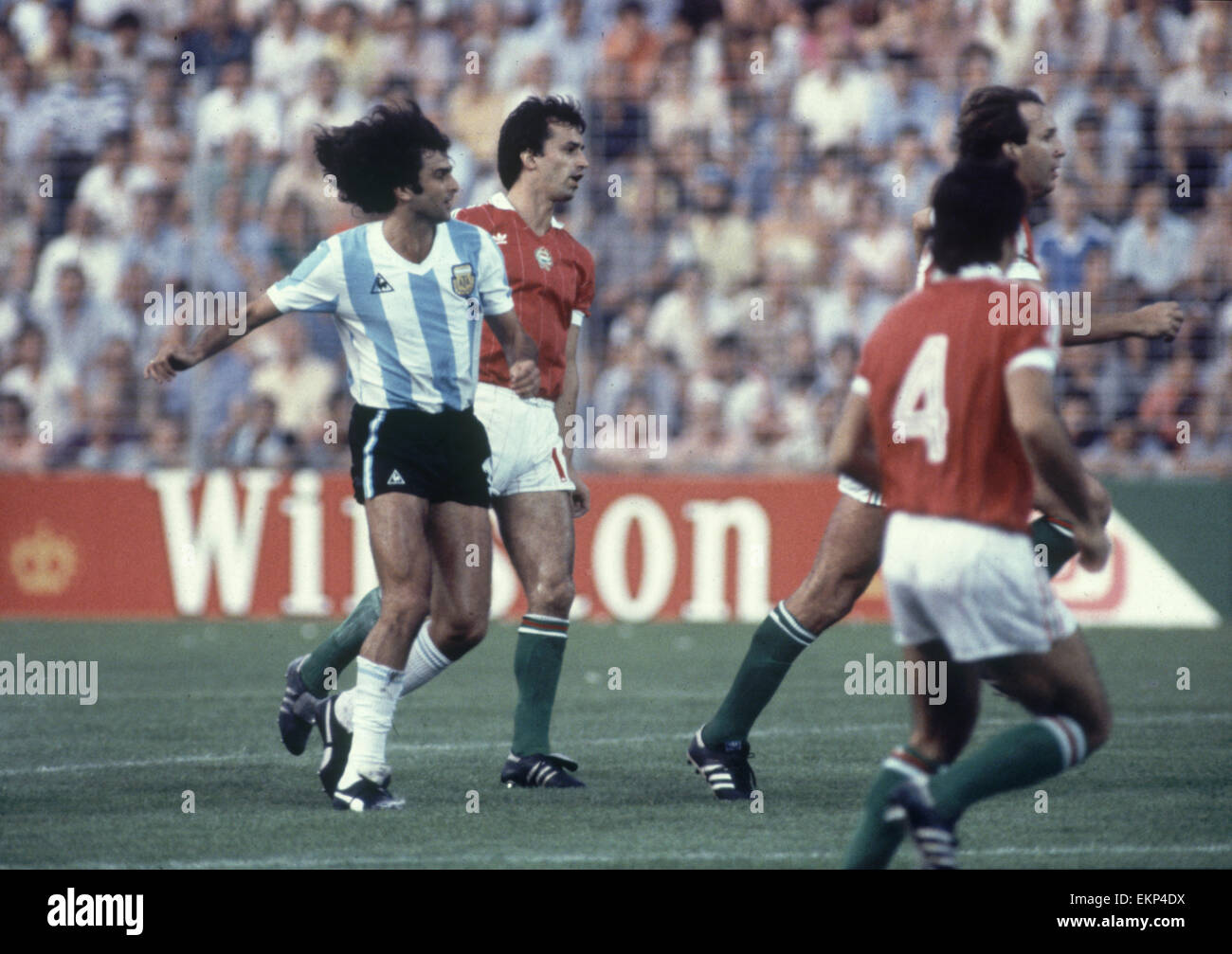 Аргентина италия чм1982. Сборная аргентины чм 1978. Венгрия сальвадор 10 1. Франция-венгрия 1978. Марки венгрия футбол 1982.