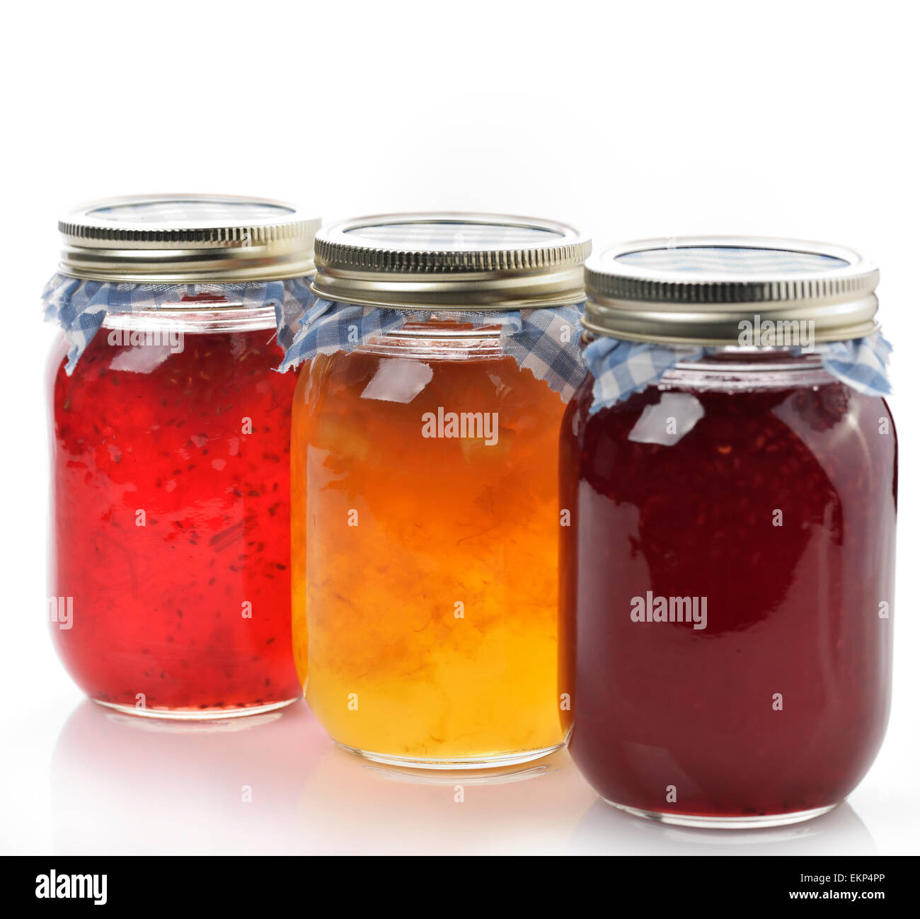 черная смородина литровая баночка. три банки варенья. мед и варенье. сава варенье малиновое сава. баночки с вареньем.