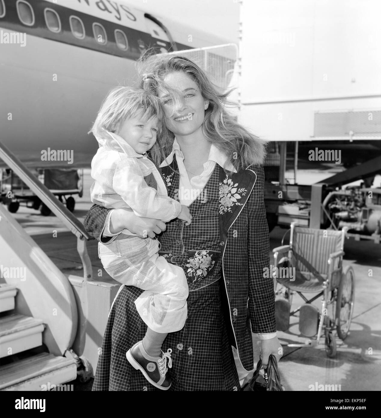 British actress Charlotte Rampling arrived at Heathrow Airport and announced that her latest film 'The Night Porter' is 'hotter than 'Last Tango in Paris'. Charlotte Rampling with her son Barnaby at Heathrow Airport today. September 1974 74-5696-006 Stock Photo