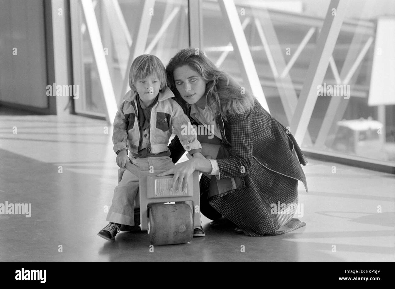 British actress Charlotte Rampling arrived at Heathrow Airport today and announced that her latest film 'The Night Porter' is 'hotter than 'Last Tango in Paris'. Charlotte Rampling with her son Barnaby at Heathrow Airport today. September 1974 74-5696-005 Stock Photo