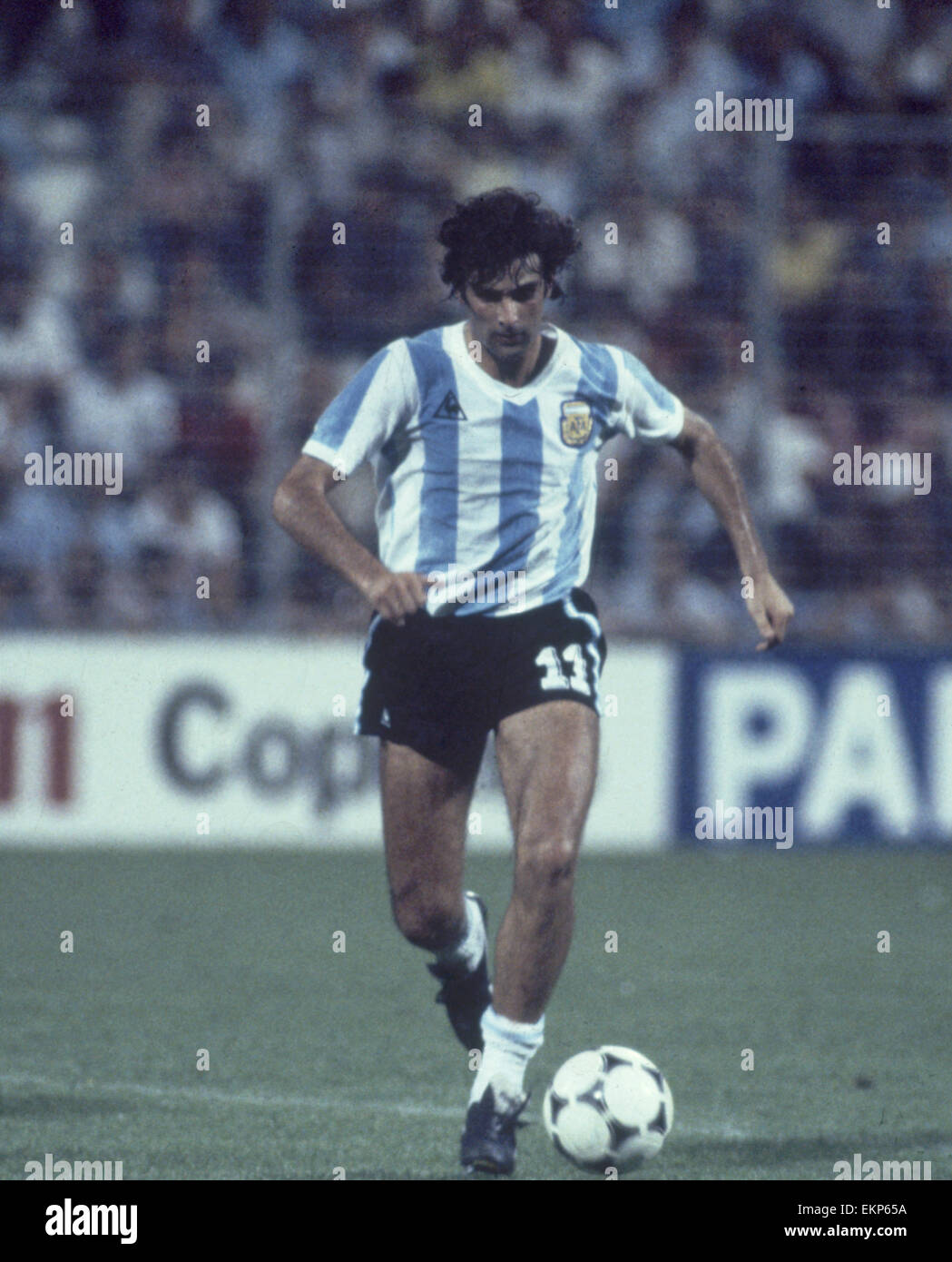 1982 World Cup Group Three match in Alicante, Spain. Argentina 4 v Hungary 1. Argentina's Mario Kempes on the ball. 18th June 1982. Stock Photo
