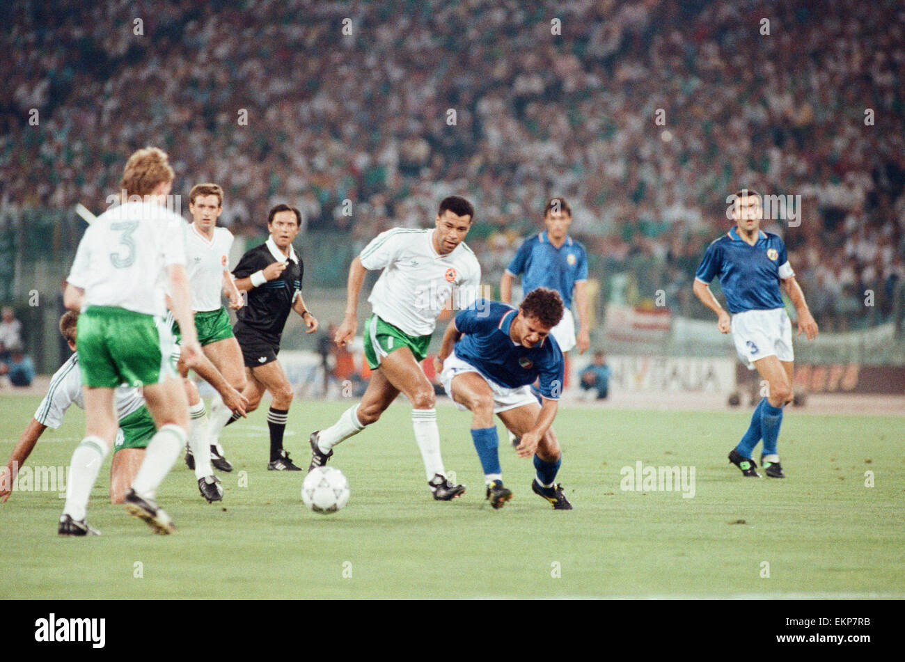 1990 World Cup Quarter Final match in Rome, Italy. Italy 1 v Republic of Ireland 0. Italy's Roberto Baggio watched by Paul McGrath. 30th June 1990. *** Local Caption *** Giuseppe Bergomi Steve Staunton Kevin Sheedy Stock Photo