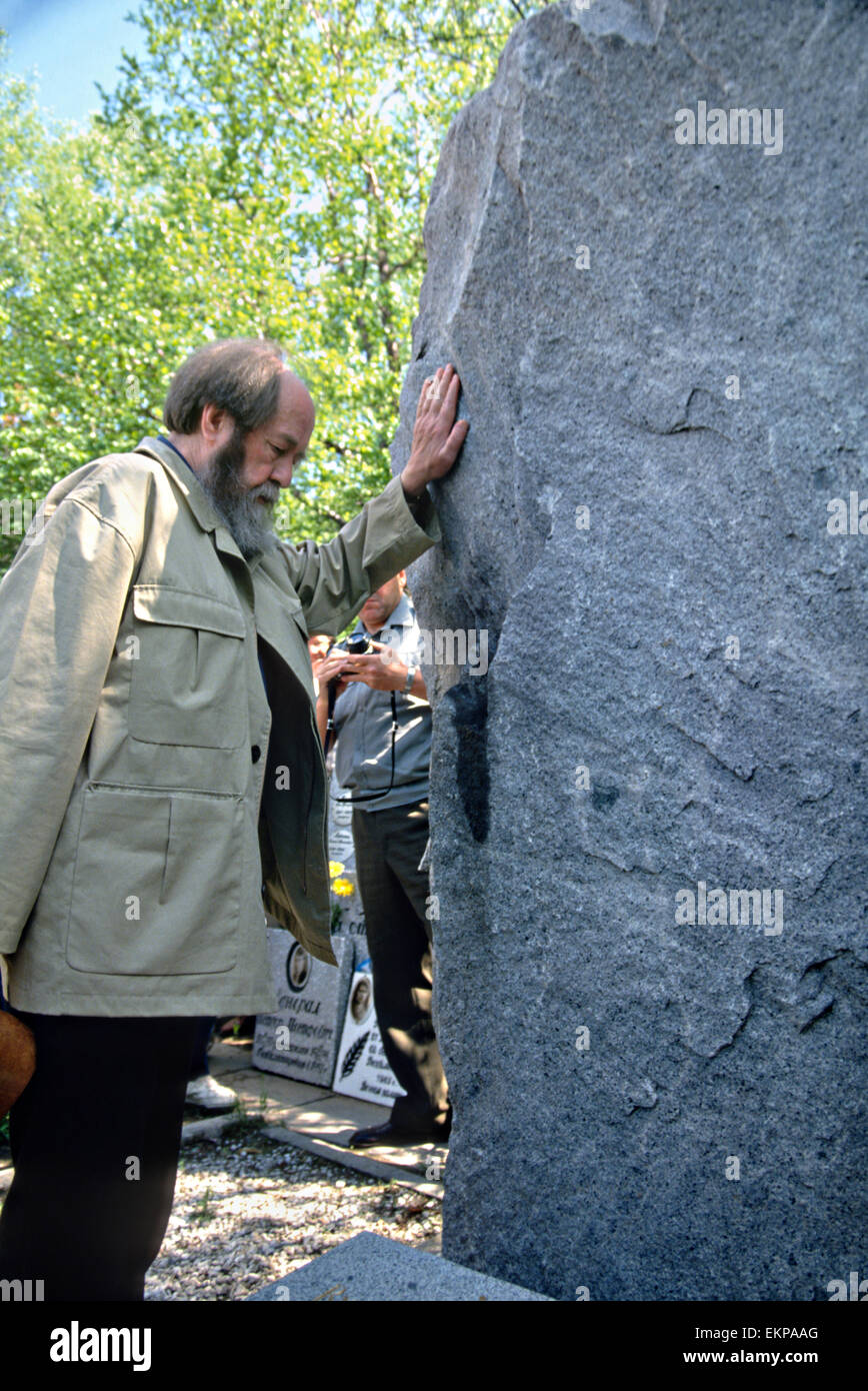 Russian Nobel prize novelist Alexander Solzhenitsyn visits the Memorial to Victims of Repression who died in the Gulag camps after arriving by train returning to his homeland from exile in America June 5, 1994 in Khabarovsk, Russia. Solzhenitsyn was expelled from the Soviet Union in 1974 but returned after the fall of the Soviet Union. Stock Photo