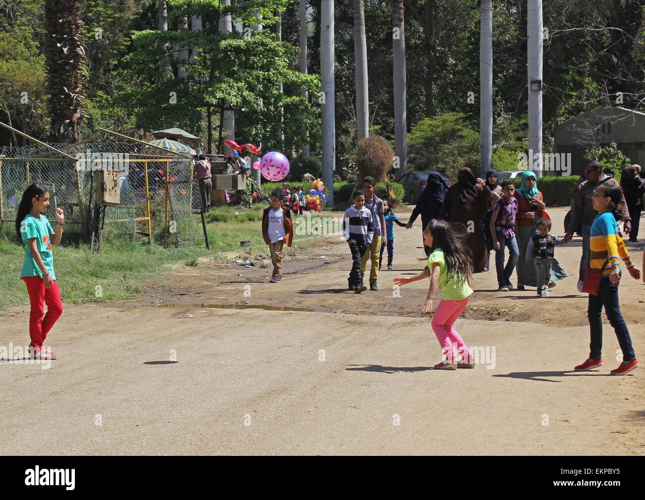 Cairo, Egypt. 13th Apr, 2015. Egyptians visit the spring flower ...
