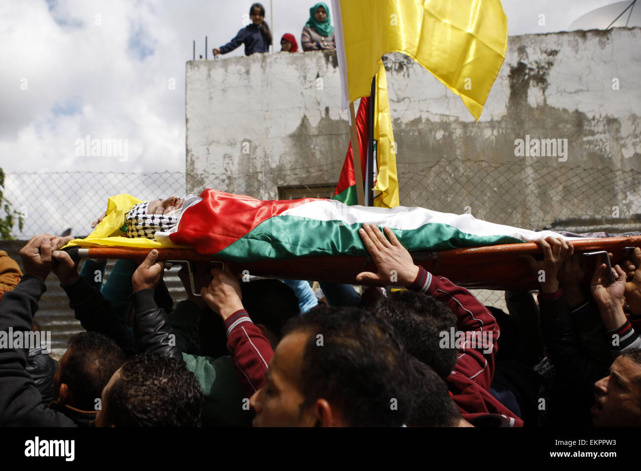 Sinjil, West Bank, Palestinian Territory. 12th Apr, 2015. Mourners carry the body of 27-year-old Palestinian Mohammed Jasser Karakra, during his funeral in the Sinjil village, in the occupied West Bank city of Ramallah, on April 13, 2015. Karakra stabbed two Israeli soldiers in the northern West Bank on April 8, 2015, wounding one seriously before being shot dead. It was the second knife attack in a week targeting Israeli soldiers and the latest in a wave of lone-wolf attacks which have been on the rise since last summer's 50-day war in the Gaza Strip (Credit Image: © Shadi Hatem/APA Images Stock Photo