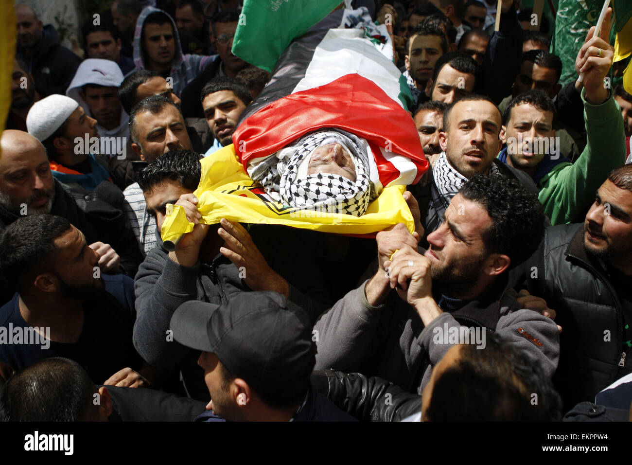 Sinjil, West Bank, Palestinian Territory. 13th Apr, 2015. Mourners carry the body of 27-year-old Palestinian Mohammed Jasser Karakra, during his funeral in the Sinjil village, in the occupied West Bank city of Ramallah, on April 13, 2015. Karakra stabbed two Israeli soldiers in the northern West Bank on April 8, 2015, wounding one seriously before being shot dead. It was the second knife attack in a week targeting Israeli soldiers and the latest in a wave of lone-wolf attacks which have been on the rise since last summer's 50-day war in the Gaza Strip (Credit Image: © Shadi Hatem/APA Images Stock Photo