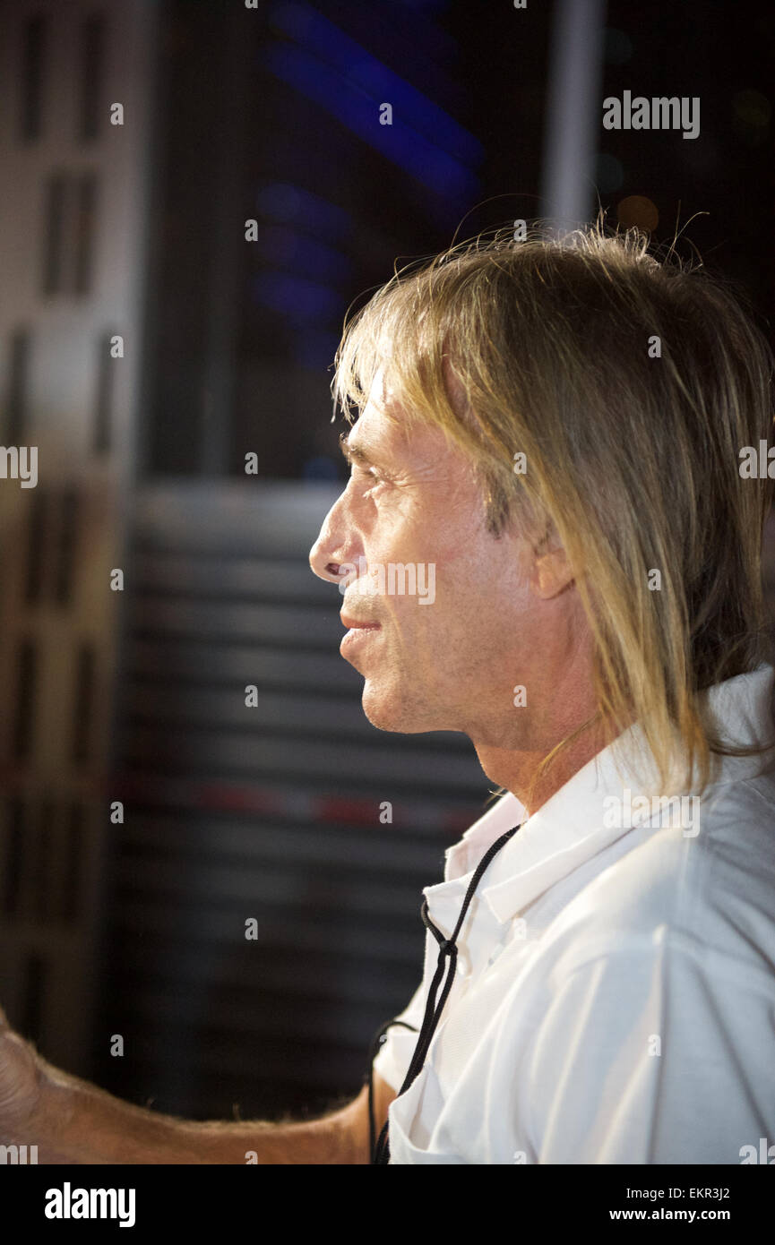 Dubai Marina, Dubai, UAE. 12th April, 2015. French 'Spiderman' Alain ...