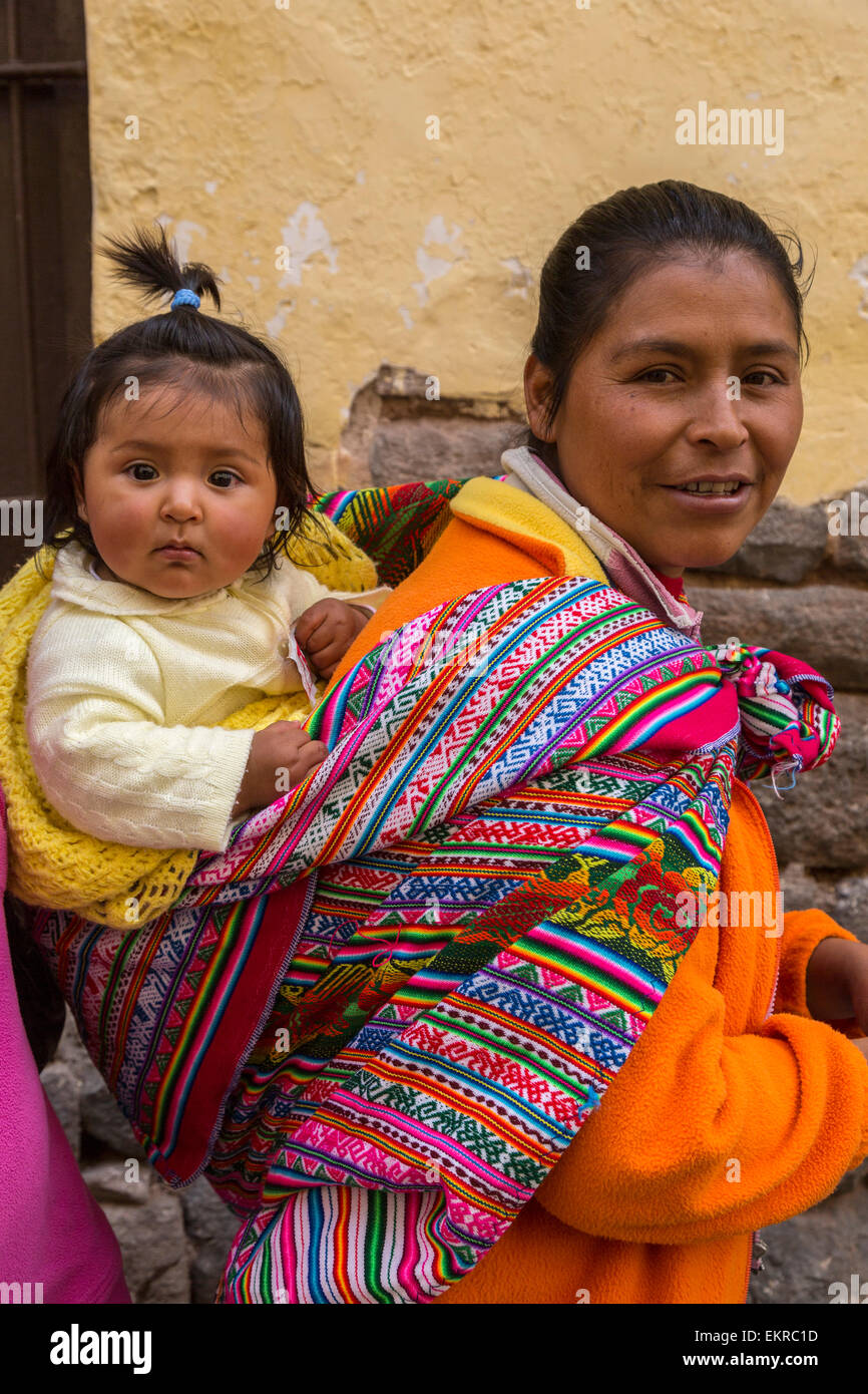 Peru, Cusco. Quechua Mother and Daughter Stock Photo - Alamy