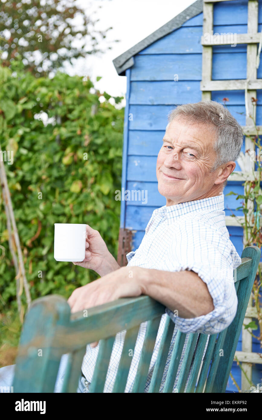 Senior garden sitting bench hi-res stock photography and images - Alamy