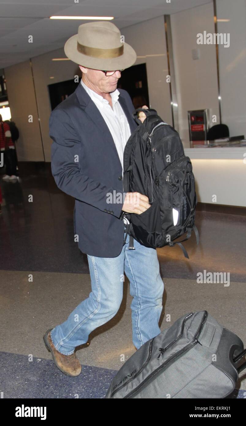 gå i stå Champagne deform Ed Harris arrives at Los Angeles International Airport (LAX) equipped with  Patagonia rucksack, walking boots and a brown brimmed hat Featuring: Ed  Harris Where: Los Angeles, California, United States When: 09 Oct