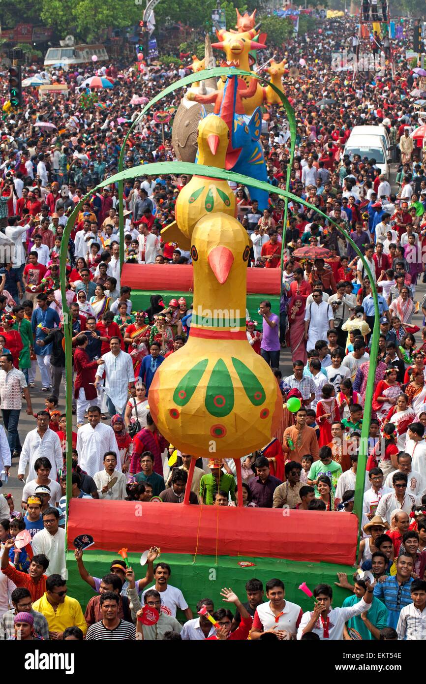 Dhaka, Bangladesh. 14th Apr, 2015. Bangladeshi peoples a colorful march