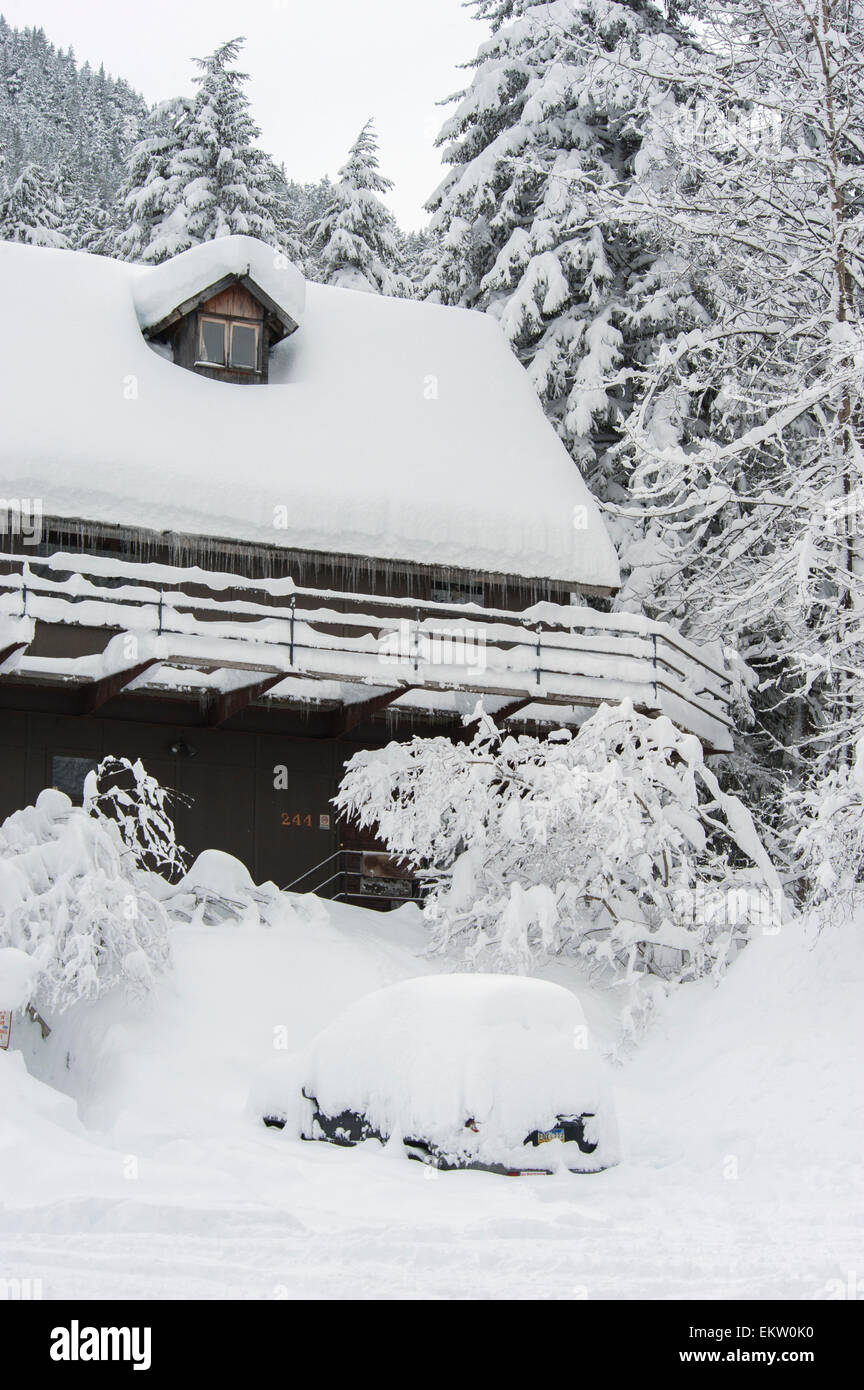 Snow house alaska hi-res stock photography and images - Alamy