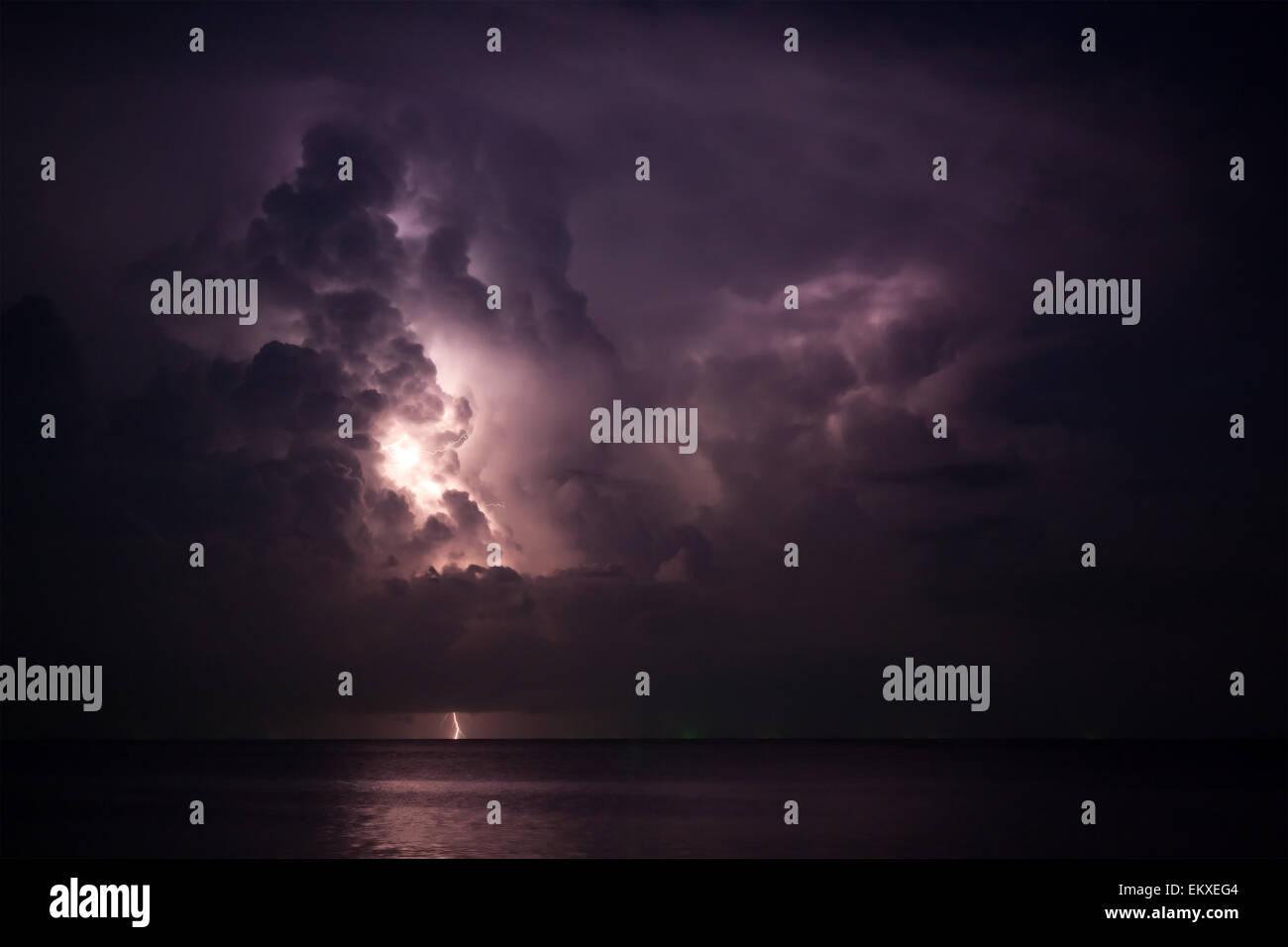Lightning strike hi-res stock photography and images - Alamy