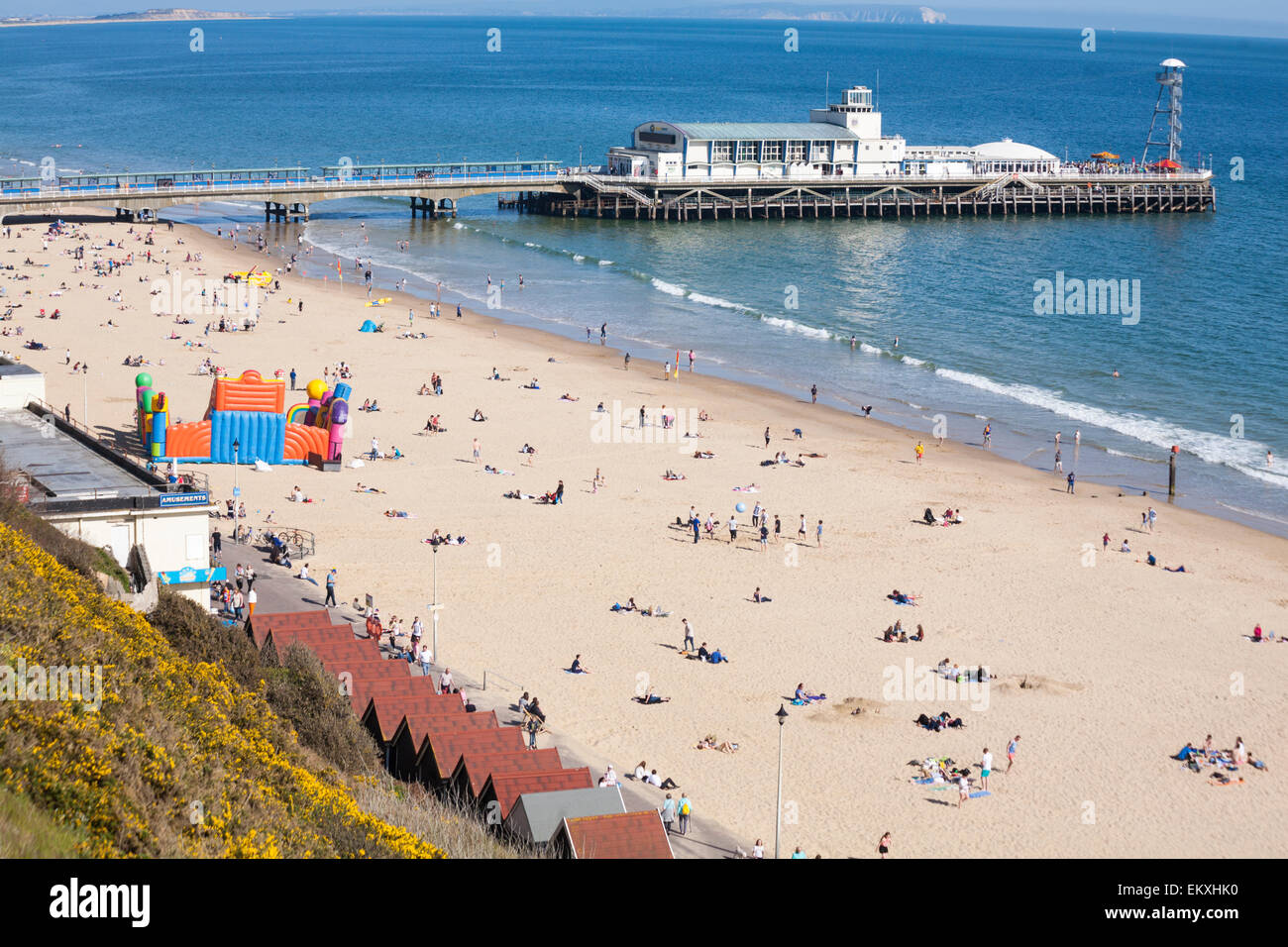 bournemouth-dorset-uk-14-april-2015-visitors-make-the-most-of-the