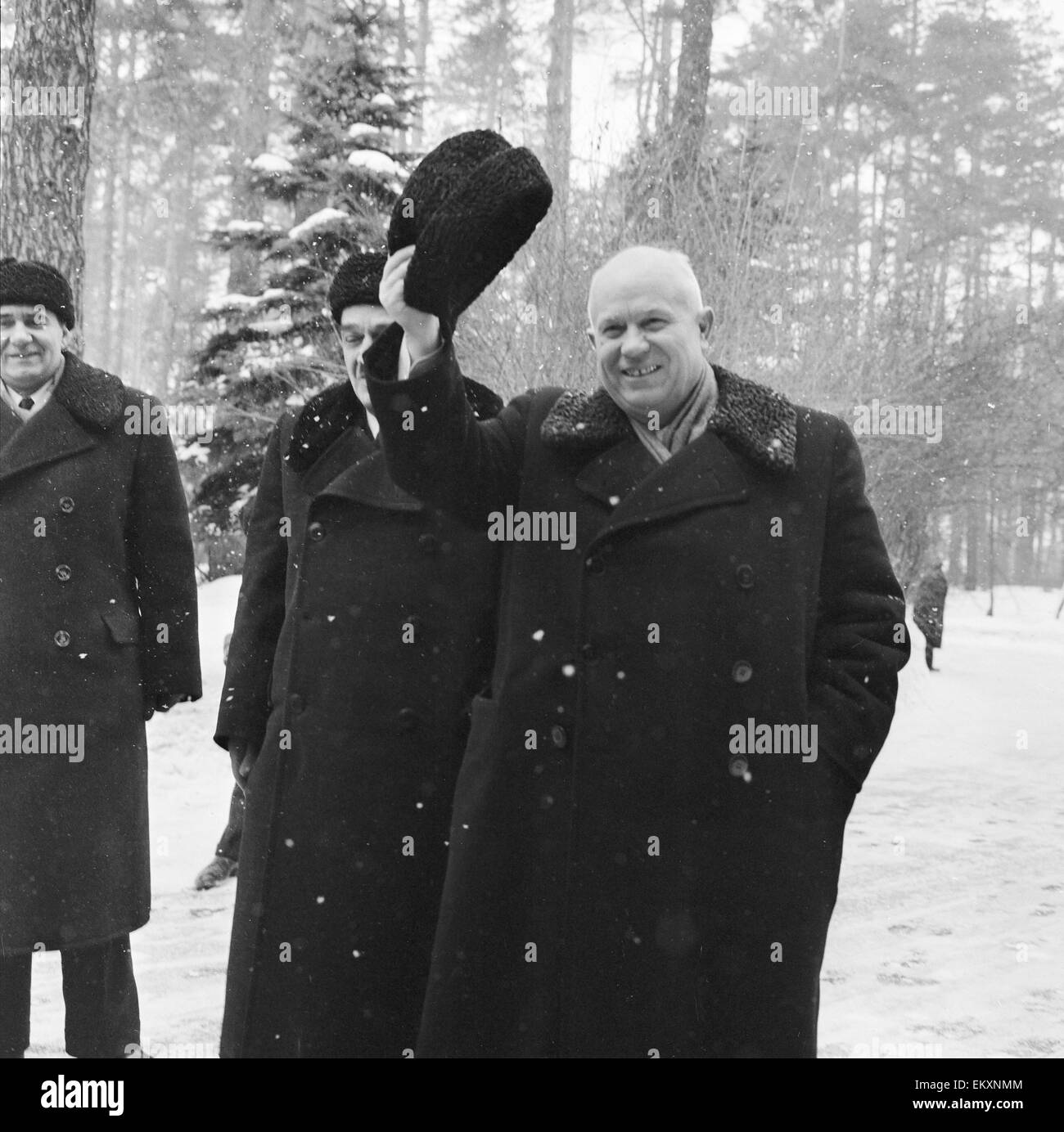 Harold MacMillan talks with Kruschev and Mickoyan. Arriving at a government datcha in the snow. 25th February 1959. Stock Photo