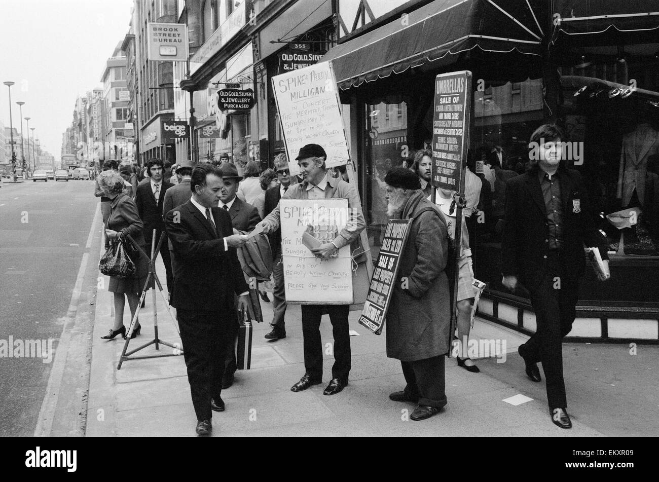 Spike Milligan & wife Paddy use a Sandwich board - borrowed from British Rail Lost Property - to advertise their upcoming charity performance in aid of 'Beauty Without Cruelty' at the Mermaid Theatre London, 4th May 1972. *** Local Caption *** Paddy McMil Stock Photo