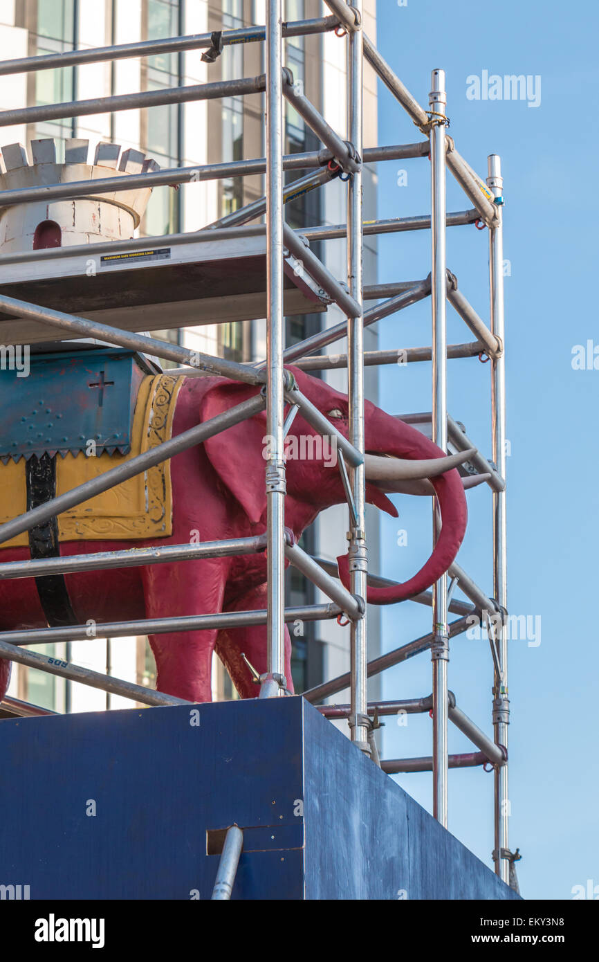 Statue of the Elephant and Castle wrapped in scaffolding before relocation - visual metaphor for the regeneration of the area Stock Photo