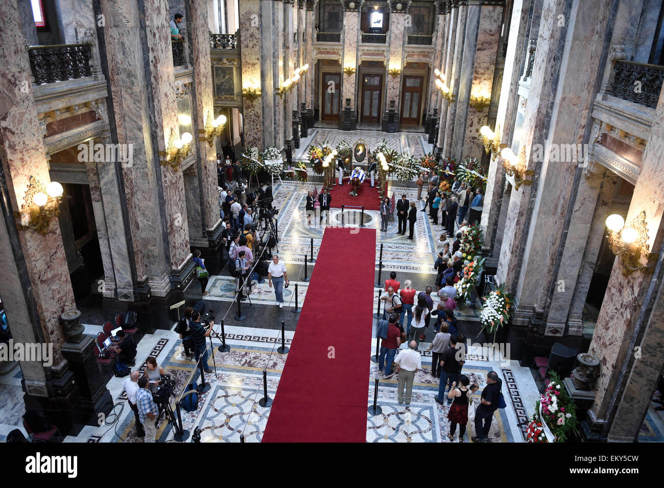 Montevideo, Uruguay. 14th Apr, 2015. Members of an honor guard watch over the coffin of Uruguayan writer Eduardo Galeano in the Lost Steps Hall of the Legislative Palace in Montevideo, capital of Uruguay, on April 14, 2015. Uruguayan leftist writer Eduardo Galeano, author of the seminal book 'Open Veins of Latin America,' died Monday in Montevideo at the age of 74. Credit:  Nicolas Celaya/Xinhua/Alamy Live News Stock Photo