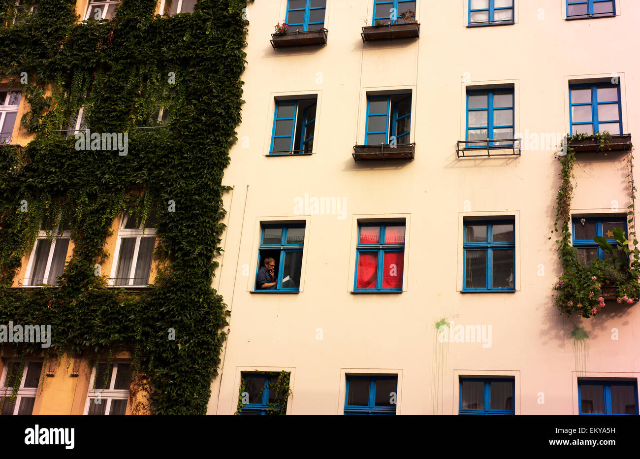 Kreuzberg Residents Patrol Apartment Building Wohnblock Rechtliche Konflikte und das Ringen um Dokumentation