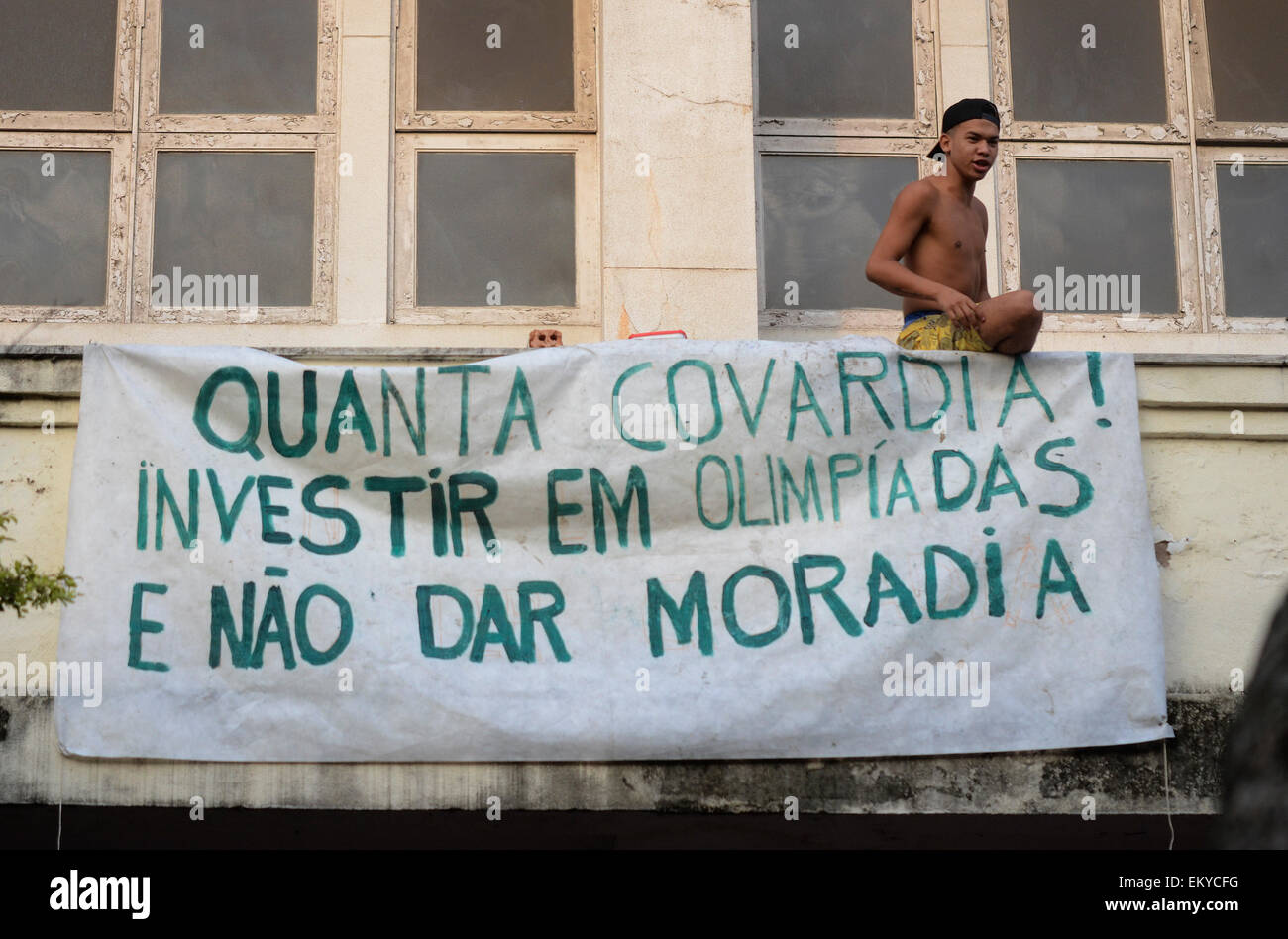 Rio de Janeiro, Brazil. 14th Apr, 2015. Military Police for the repossession of the building Hilton Santos, Flamengo in the south of Rio de Janeiro, even during the night, a woman went into labor inside the building, the invaders clashed with the police, eleven people were wounded. Credit:  Fabio Teixeira/Pacific Press/Alamy Live News Stock Photo