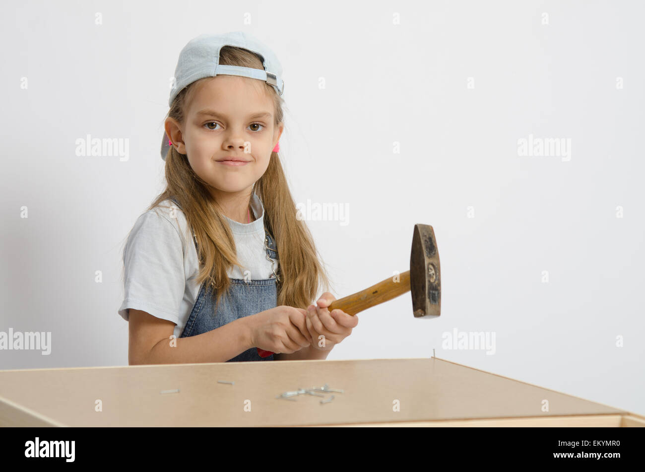 ученик молотком. мальчик с молотком. ребенок стучит молотком. молоток для детей. каска детская с молотком.