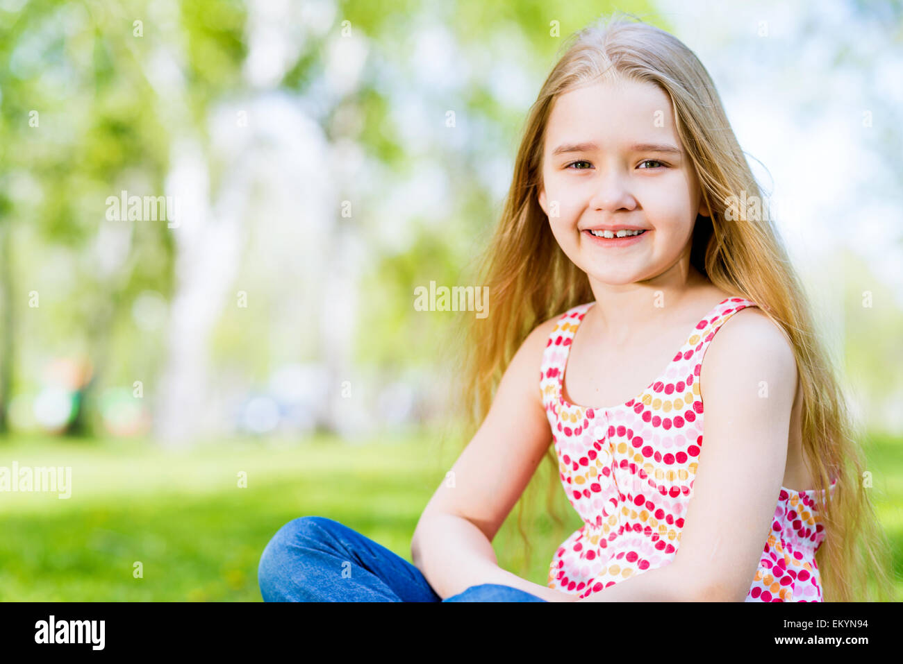 portrait of a smiling girl in a park Stock Photo - Alamy