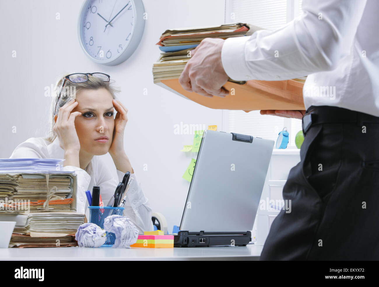 Работники которые еще не были. Уставшая женщина в офисе. Работники которые еще не были. Усталая женщина в офисе. 4м на производстве.